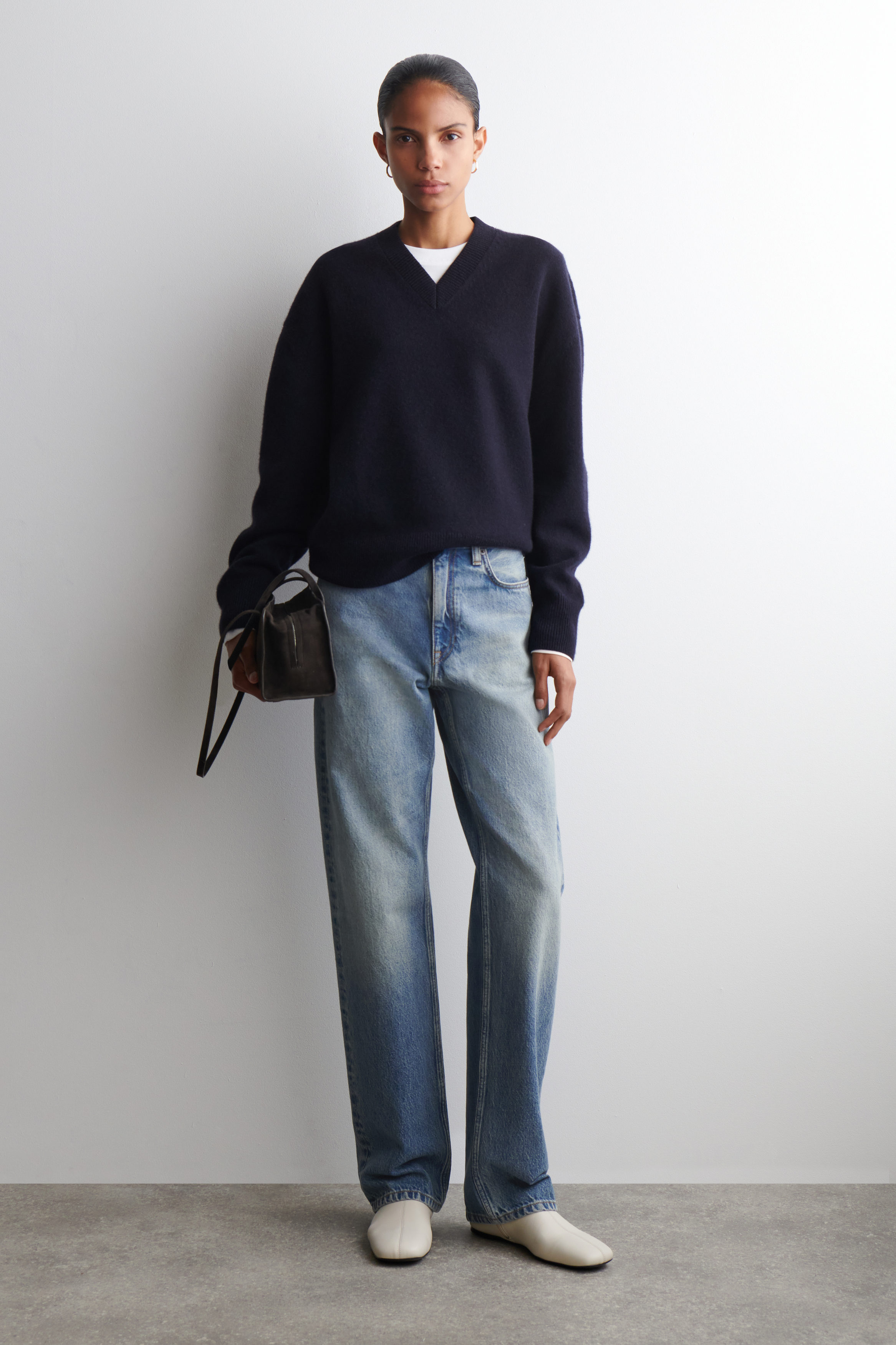 ROUNDED WOOL V-NECK JUMPER - NAVY | COS