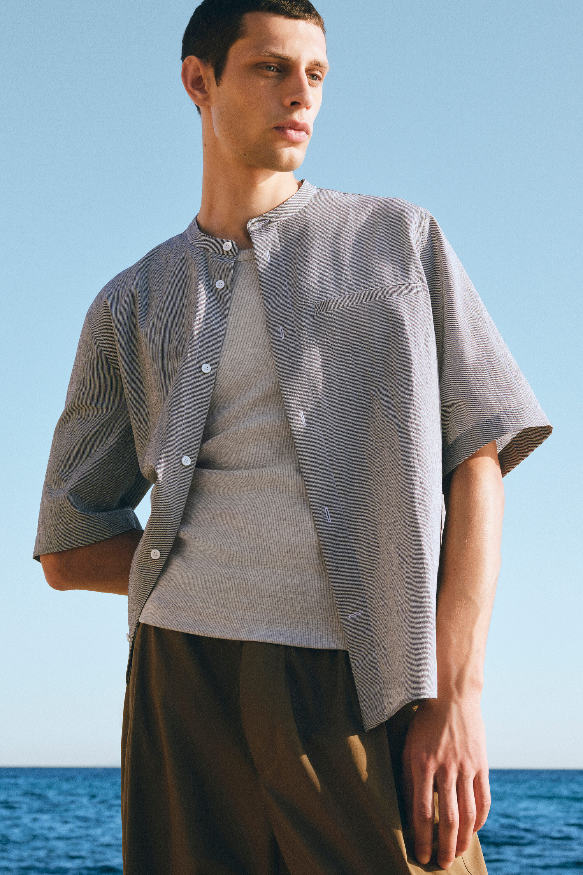 RELAXED-FIT SEERSUCKER GRANDAD-COLLAR SHIRT - BLUE / WHITE