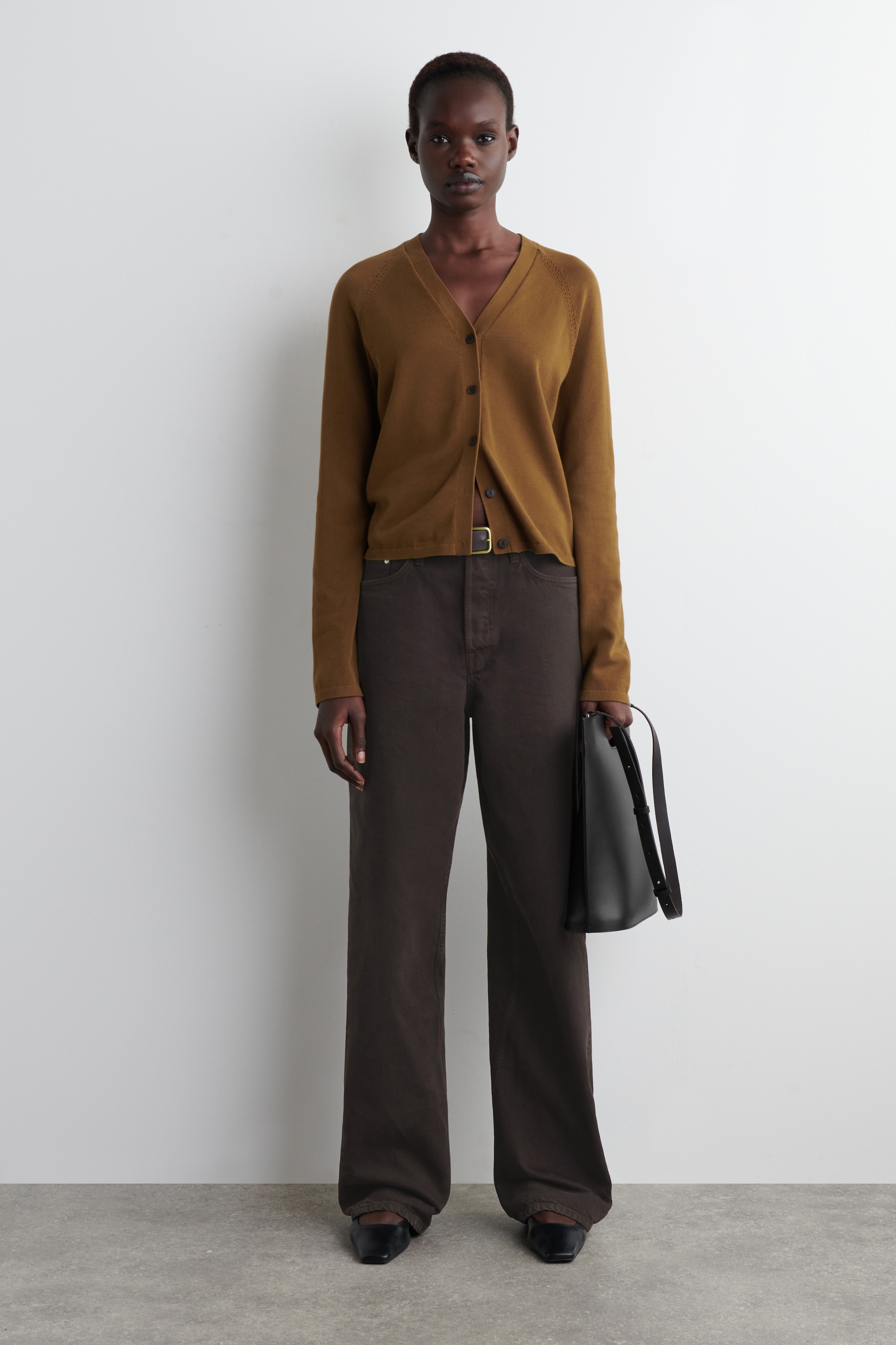 Преглед на по-голямо изображение: KNITTED COTTON V-NECK CARDIGAN - КАФЯВО - ЖЕНИ | H&M BG 4