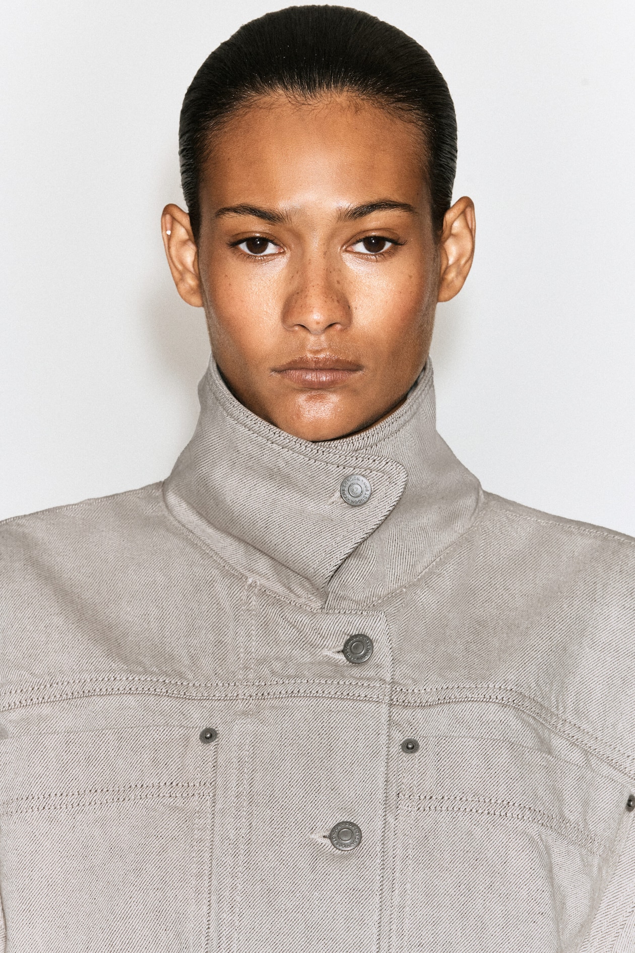 MOCK-NECK DENIM JACKET — BEIGE