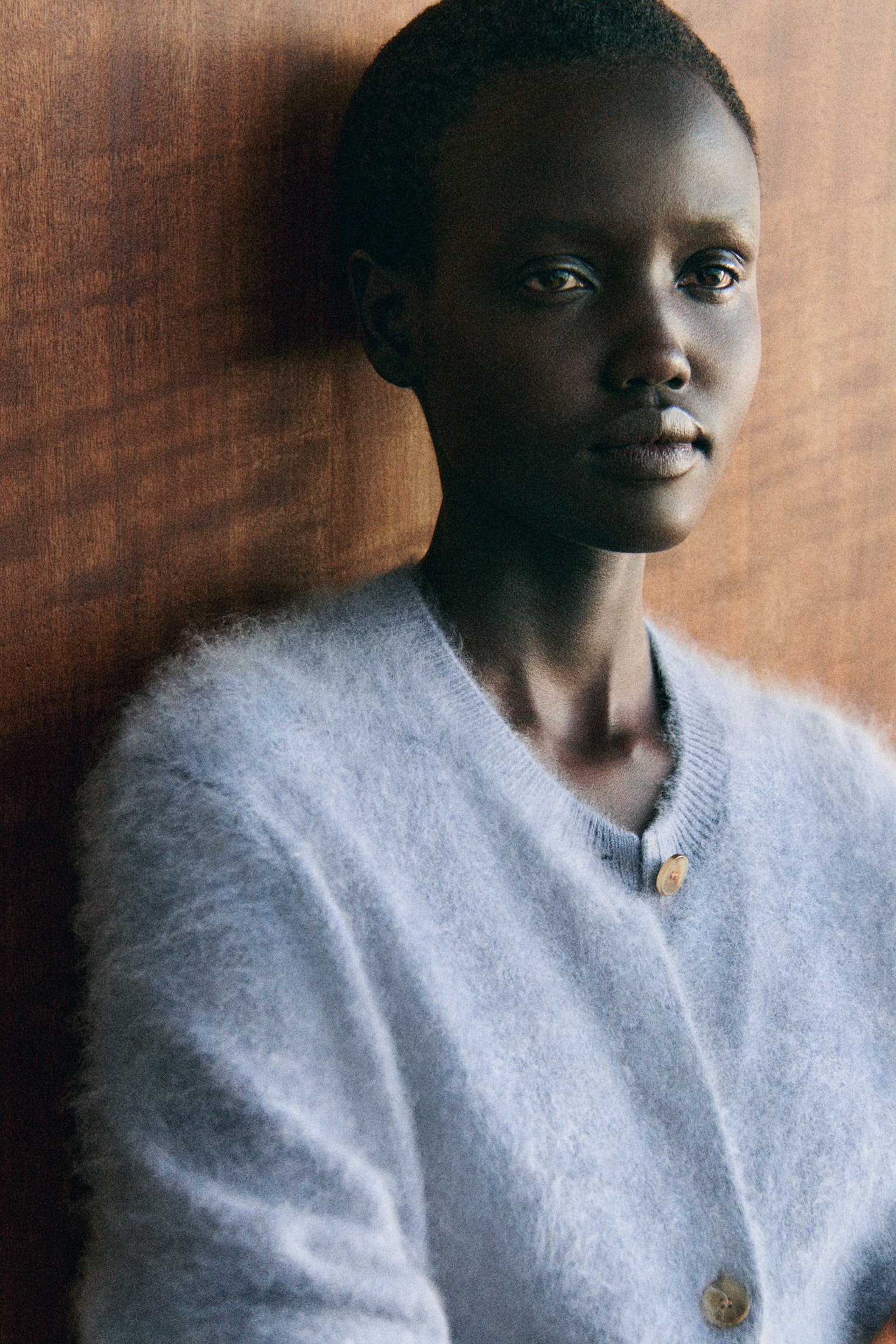 Le cardigan à col rond en cachemire brossé bleu clair présente une finition douce, très texturée et duveteuse, ainsi quâun col côtelé. Il est doté dâune fermeture boutonnée sur le devant avec des boutons marbrés marron clair. - 1