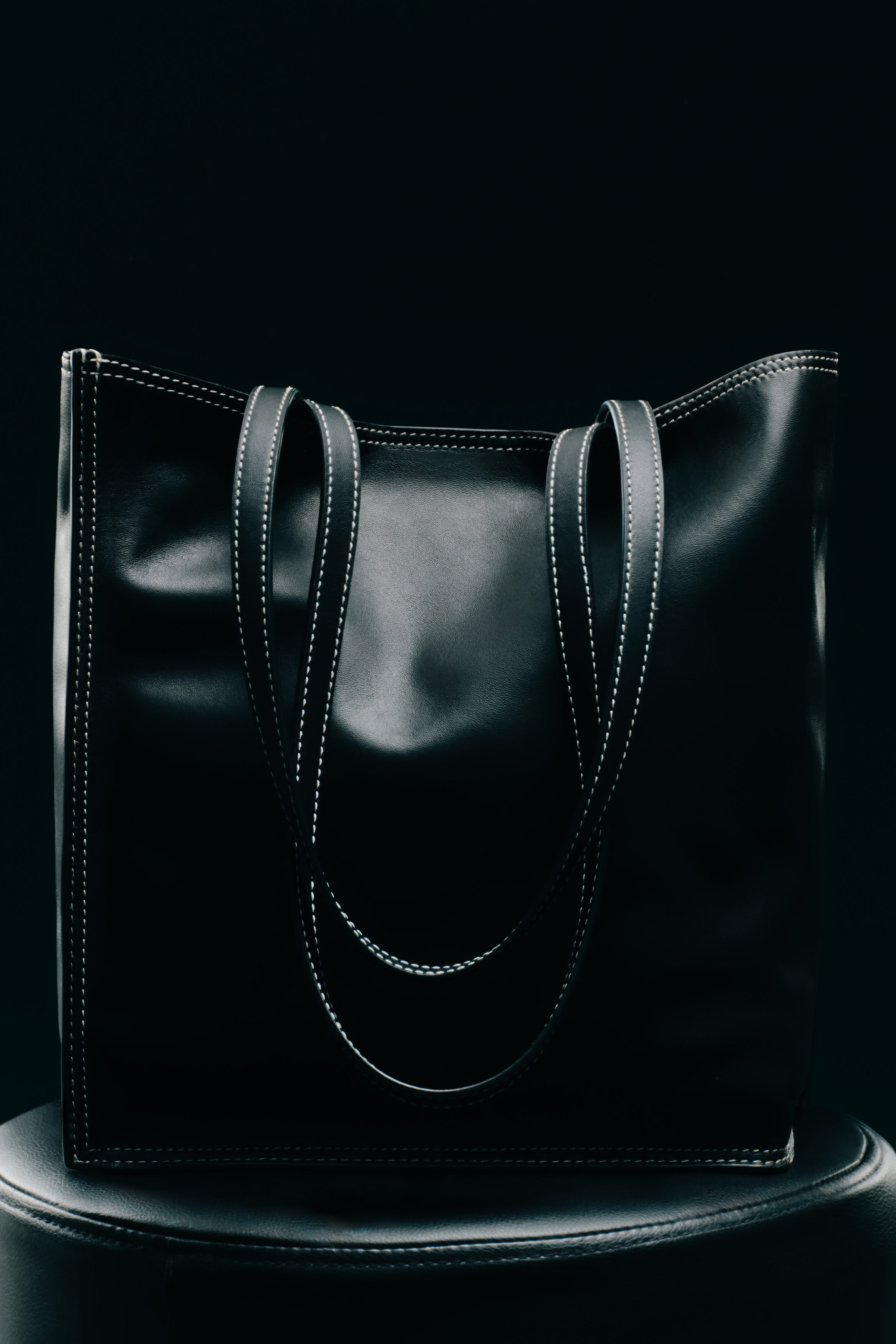 TOWNHOUSE SHOPPER BAG - LEATHER - BLACK | COS US