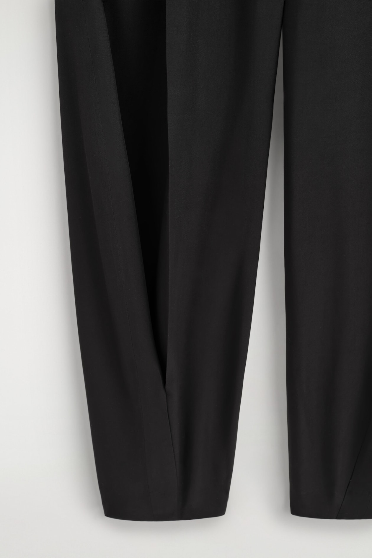 PLEATED BALLOON-LEG PANTS — BLACK