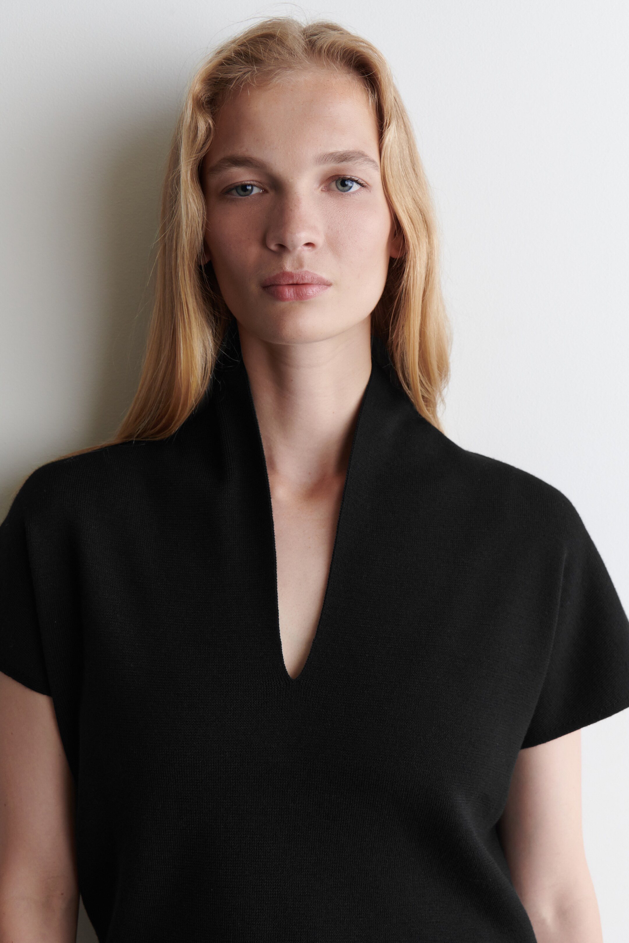 View larger image: MERINO WOOL V-NECK VEST - BLACK - Ladies | H&M GB 4