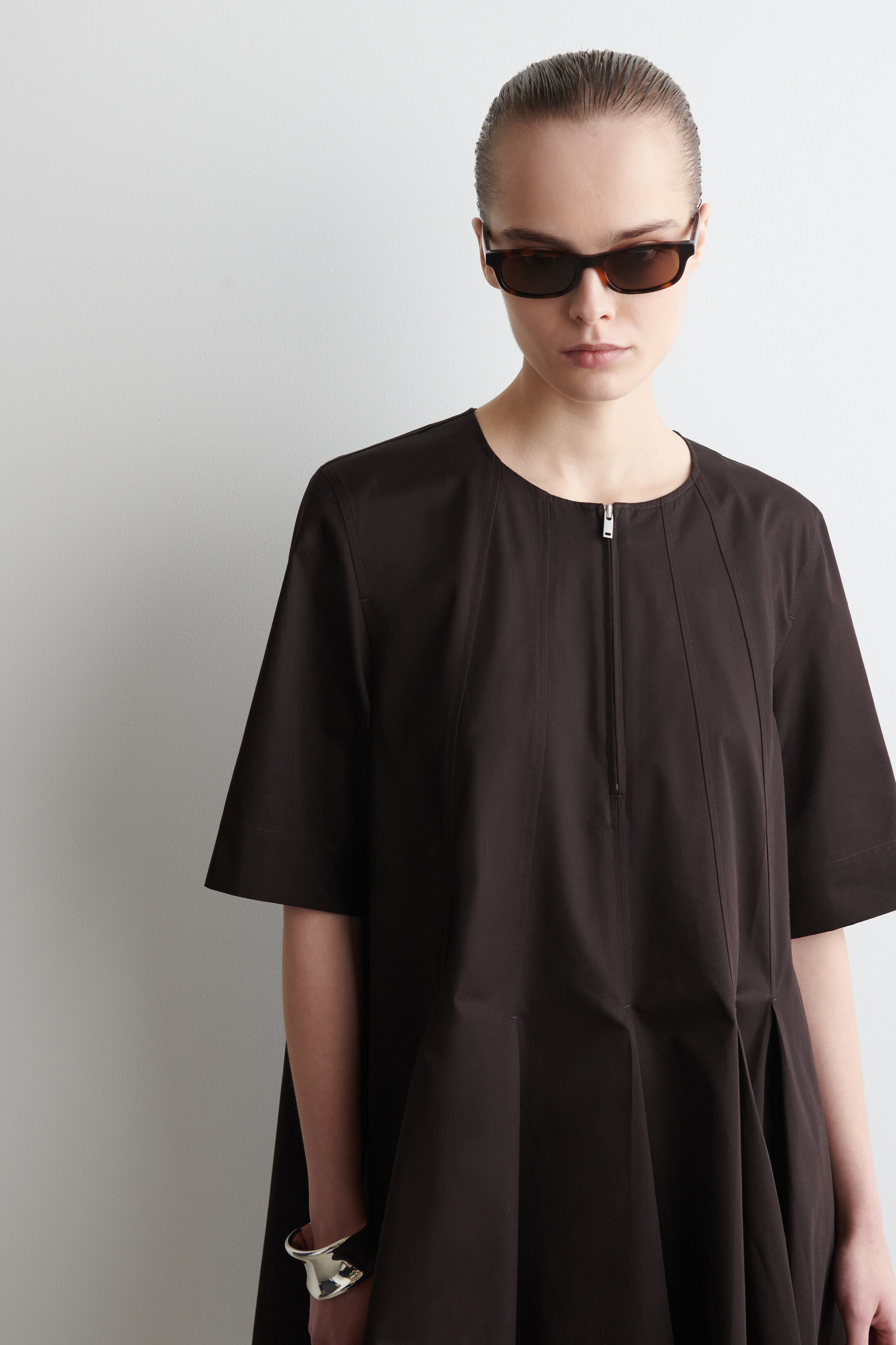 Agrandir l'image: ROBE COURTE PLISSÉE ET ZIPPÉE EN COTON - BRUN FONCÉ - FEMME | H&M BE 4