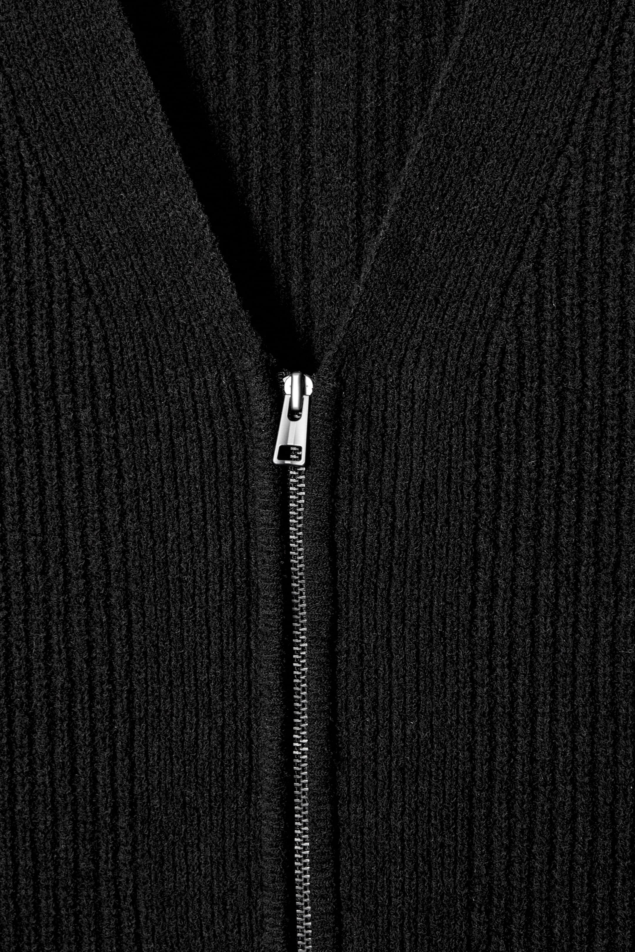 Visa större bild: BOUCLÉSTICKAD V-RINGAD CARDIGAN MED DRAGKEDJA - SVART - HERR | H&M SE 7