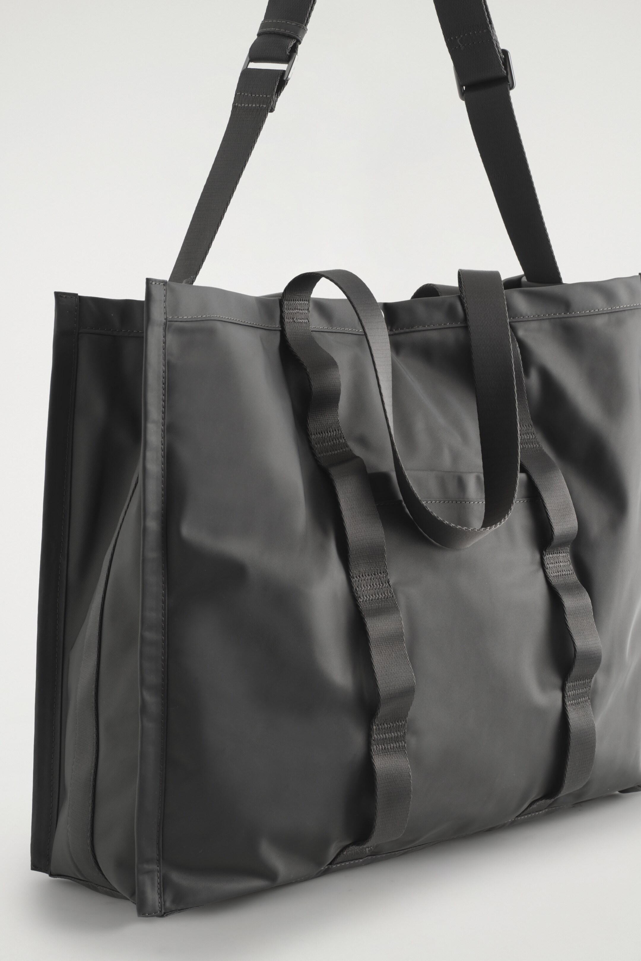 View larger image: TRANSIT TOTE BAG - NYLON - GREY - Men | H&M GB 4