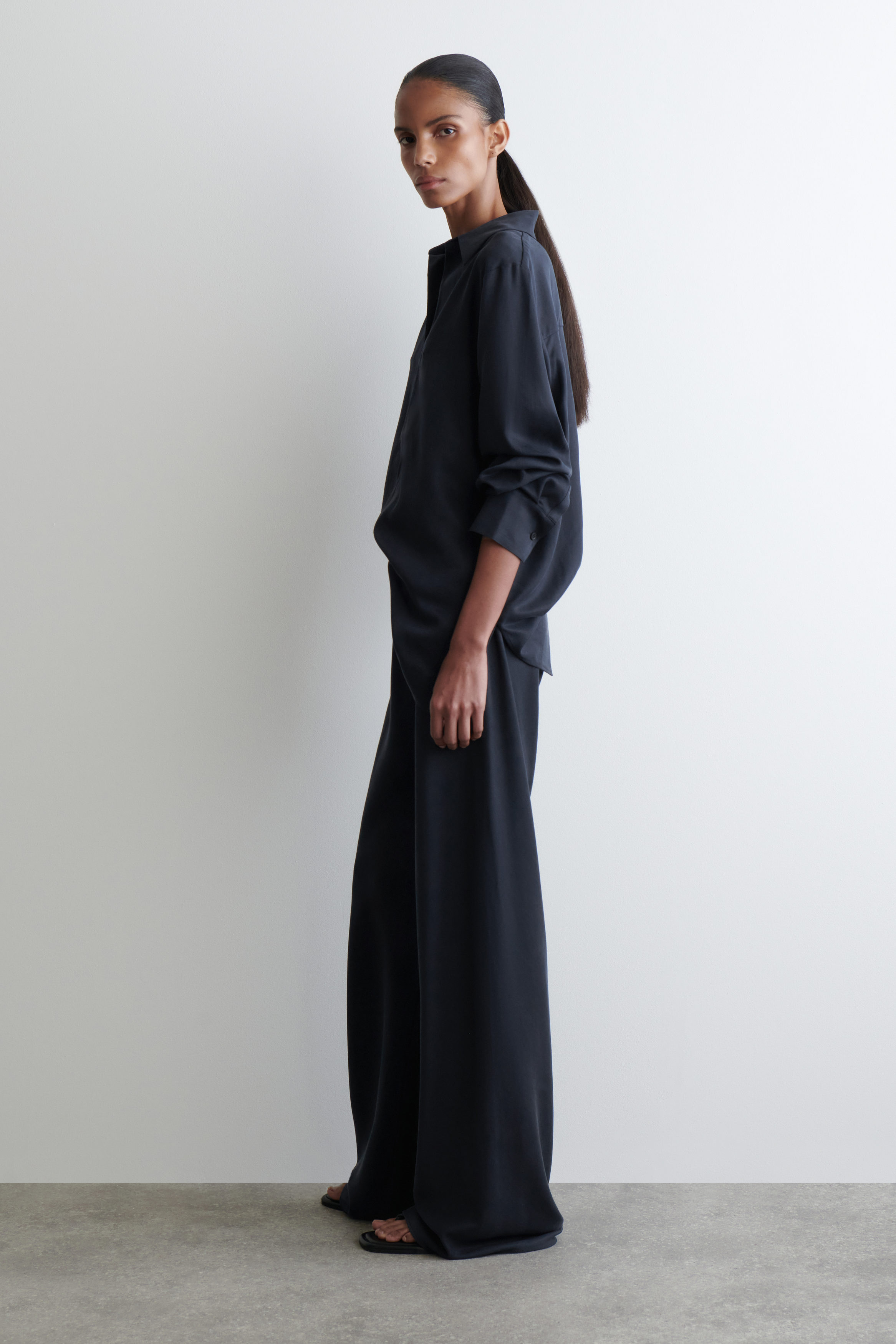 ELASTICATED WIDE-LEG TROUSERS - NAVY | COS