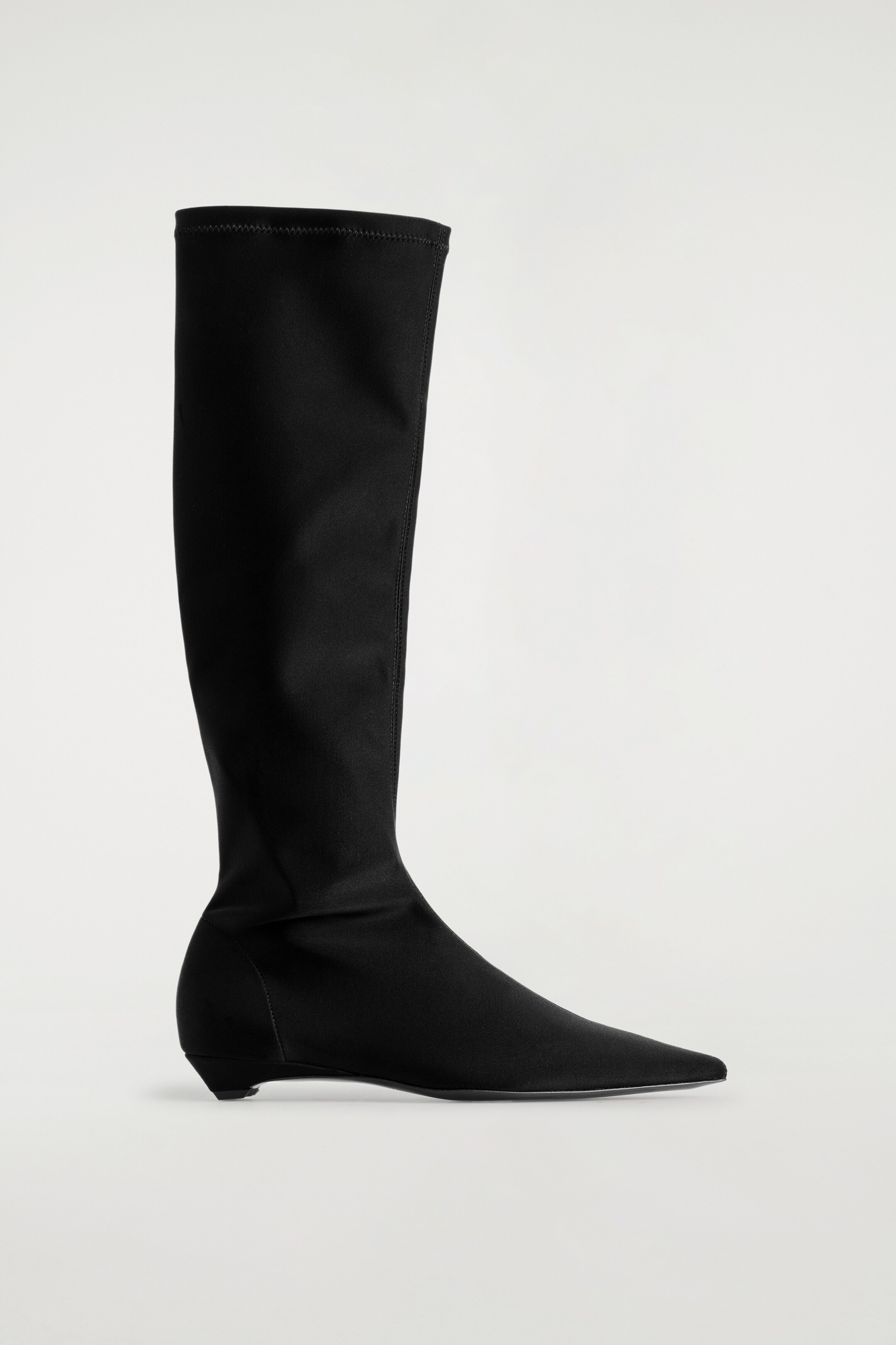 Größeres Bild ansehen: Der schwarze spitze Scuba-Kniesockenschuh steht nach rechts gerichtet, mit einem eleganten, enganliegenden, kniehohen Schaft, einer scharf zulaufenden Spitze und einem niedrigen Absatz.