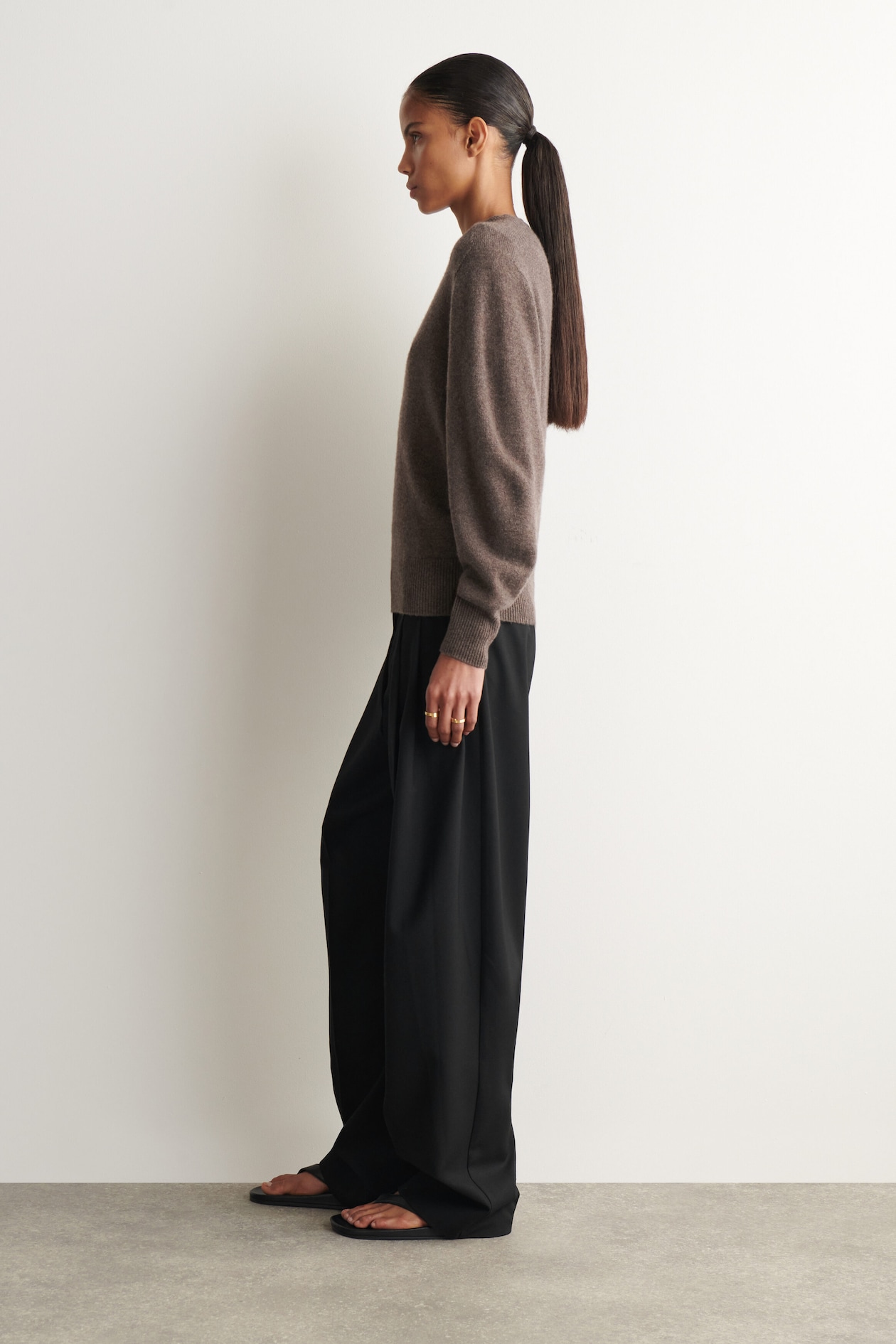 SCULPTED PURE CASHMERE V-NECK SWEATER — BROWN MÉLANGE