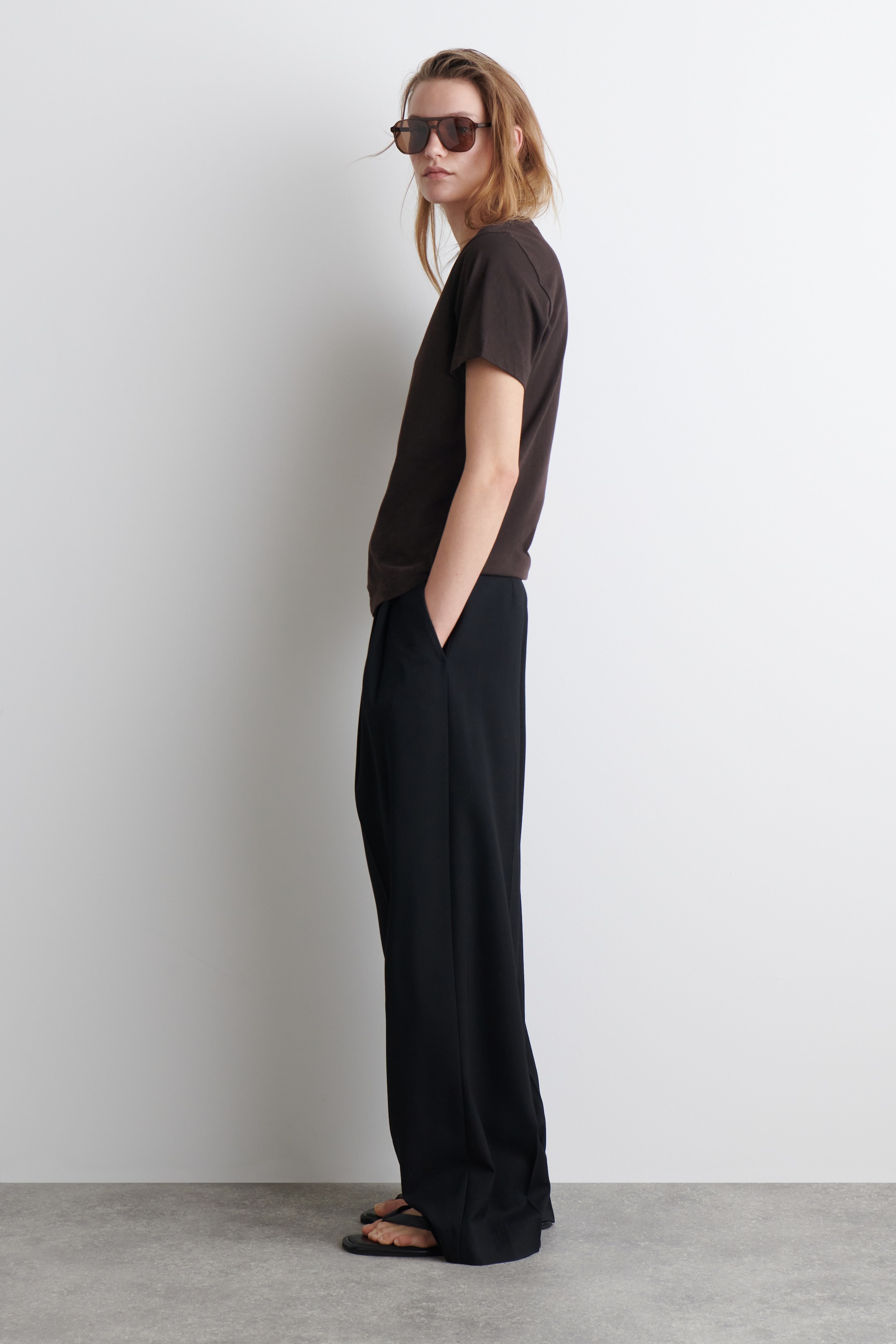 Visualizza immagine più grande: T-SHIRT IN COTONE CON SCOLLO A V - MARRONE SCURO - DONNA | H&M IT 3