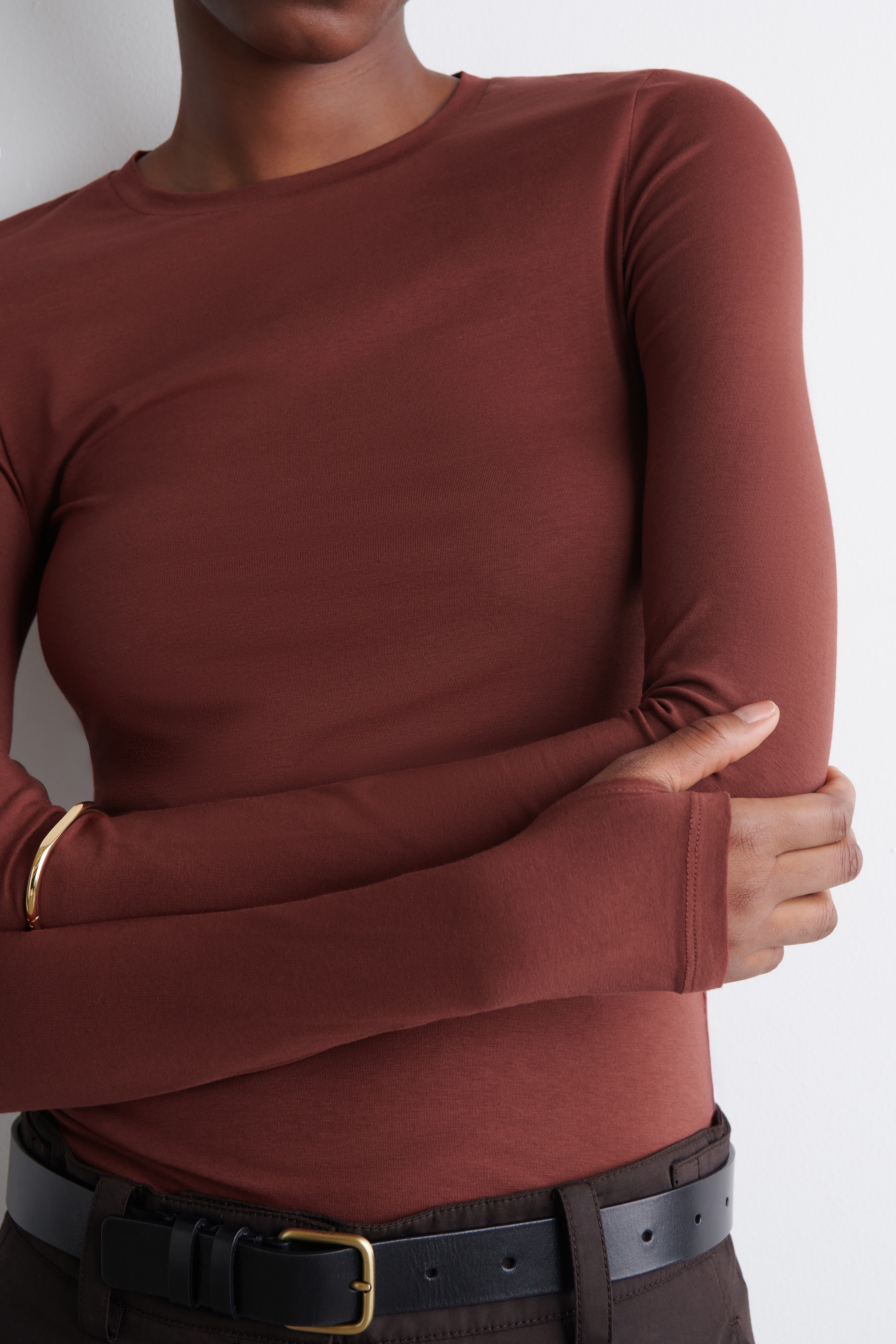 Visa större bild: FIGURNÄRA LÄTTVIKTIG LÅNGÄRMAD TOPP - MÖRKRÖD - DAM | H&M SE 4