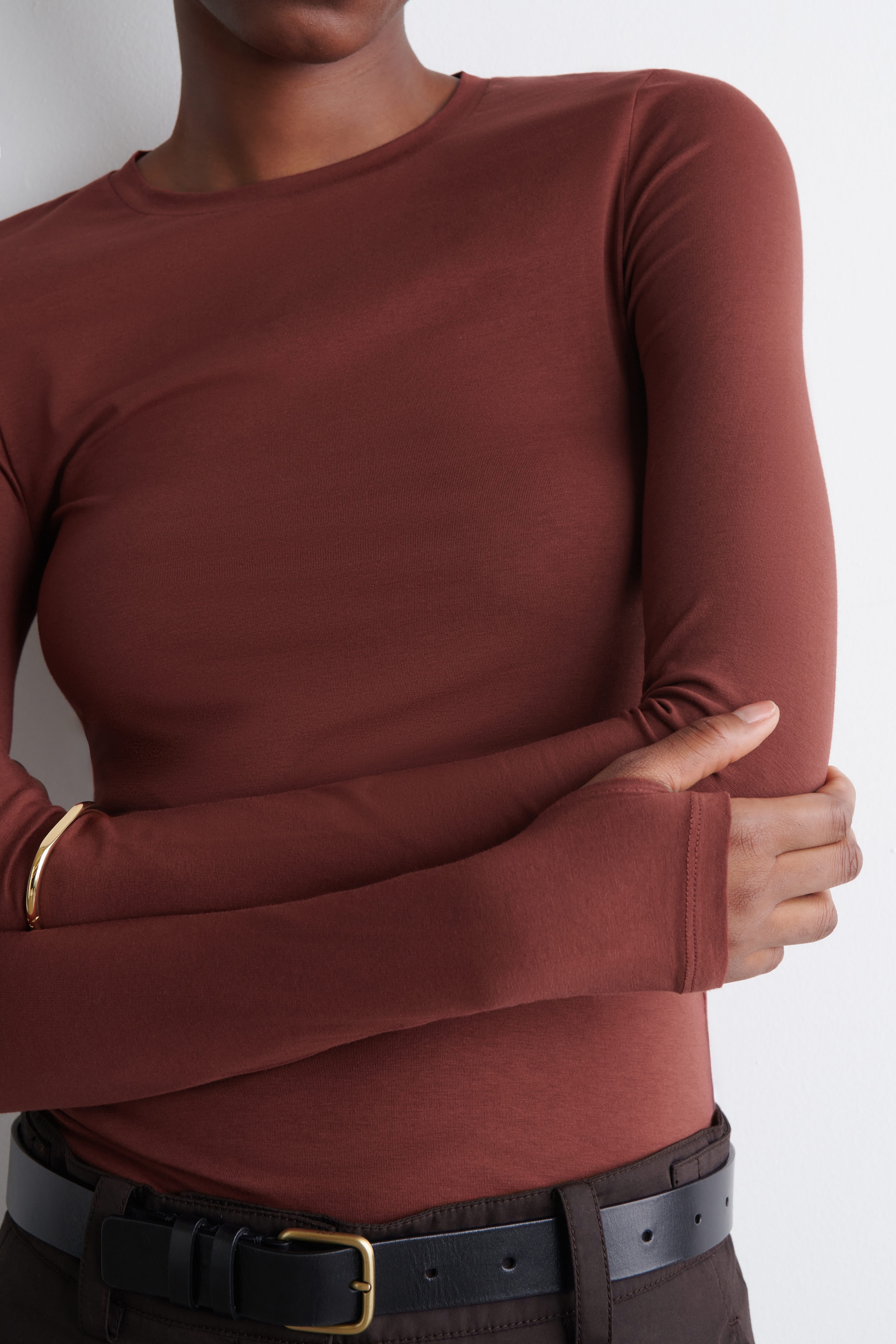 SLIM LIGHTWEIGHT LONG-SLEEVED TOP