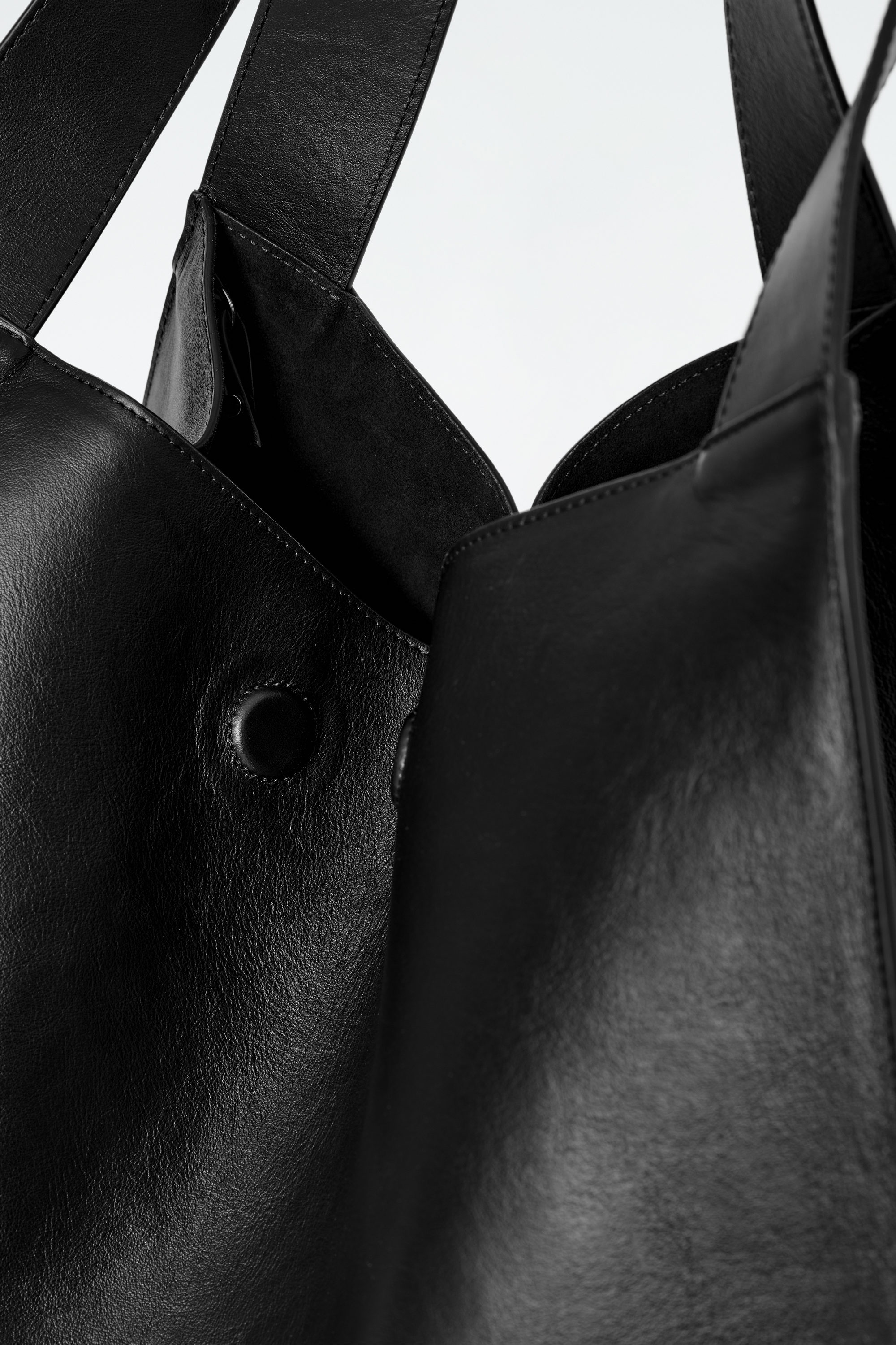 【新品未使用】COSブラックレザートートバッグ THE SCULPTED TOTE - LEATHER スカルプテッドトートバッグ - レザー