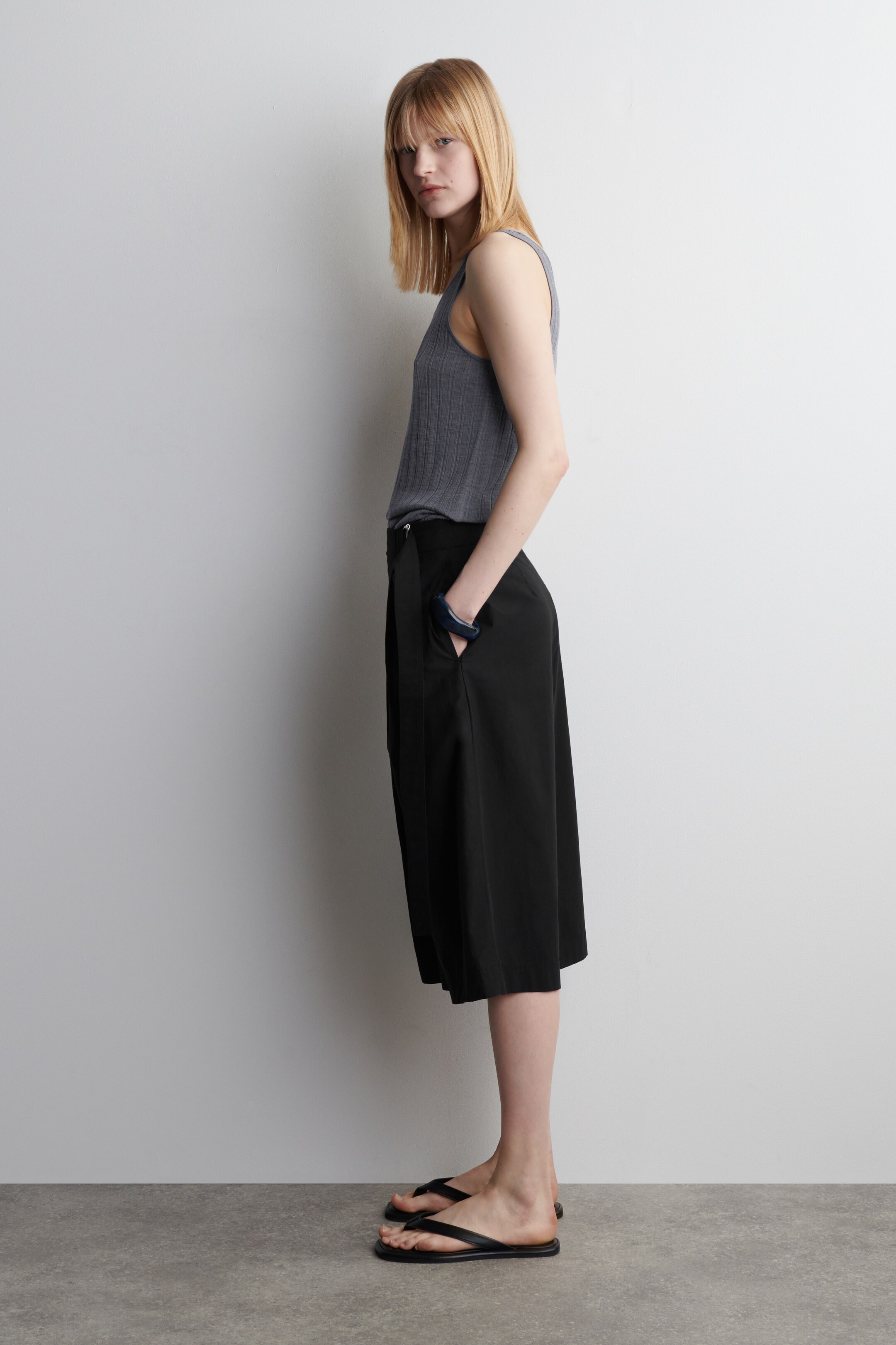 Größeres Bild anzeigen: GERIPPTES TANKTOP AUS SEIDE - GRAU MELIERT - Ladies | H&M AT 3