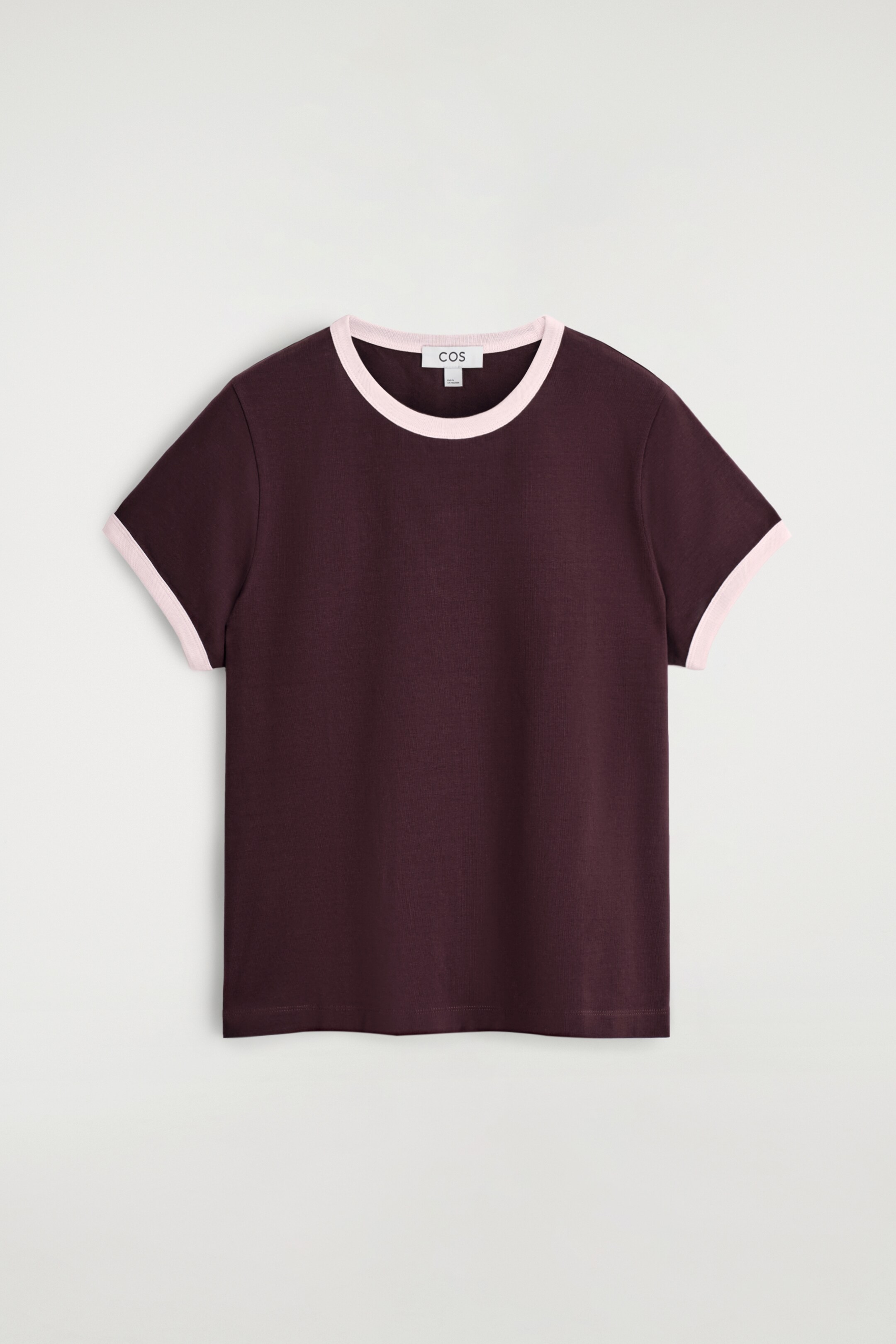 Vezi imaginea mai mare: Un tricou ringer afișează partea sa FRONTALĂ, având un corp de culoare maro profund, cu margini contrastante roz pal pe gulerul rotund și mânecile scurte.
