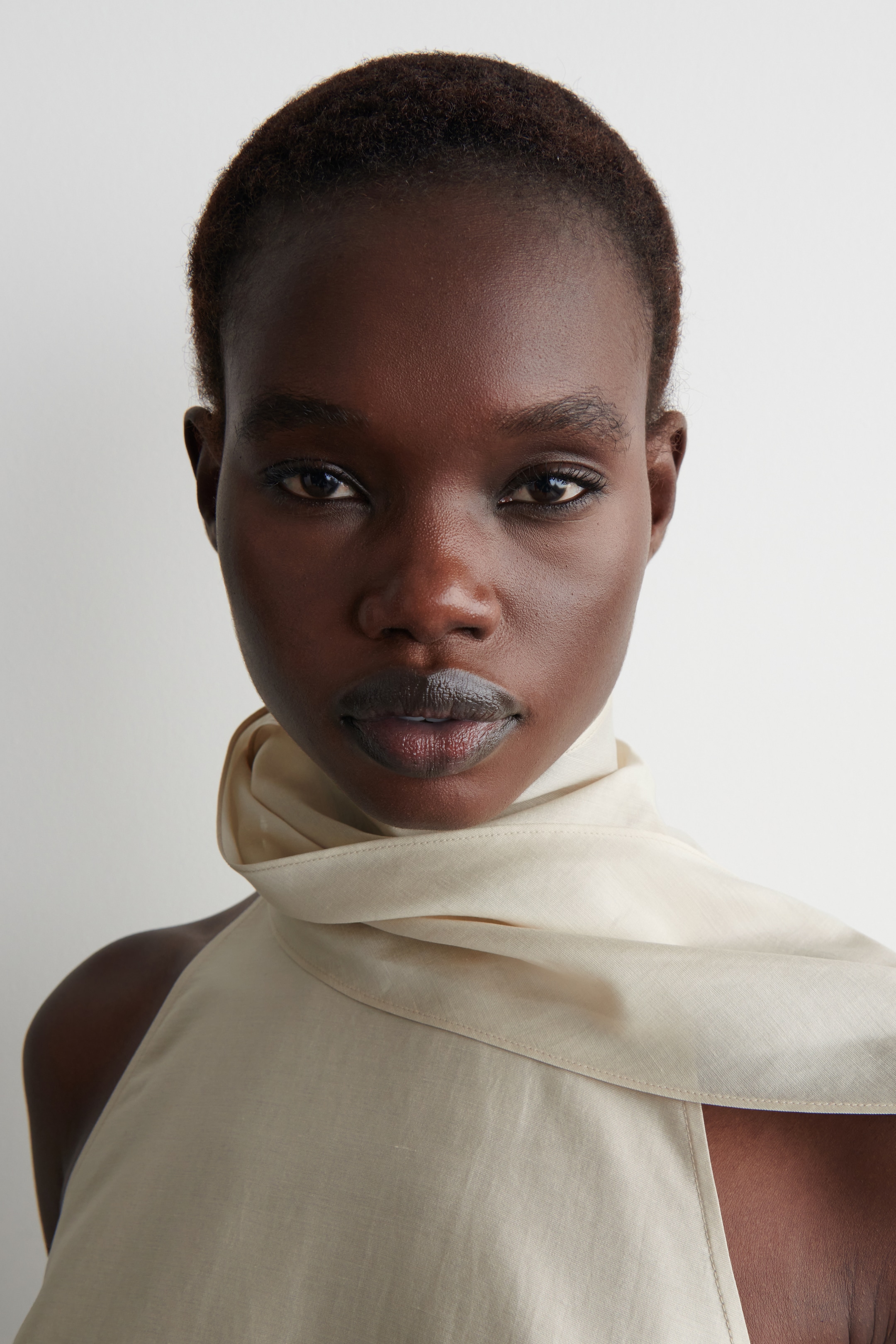 Visa större bild: DRAPERAD HALTERNECK-TOPP - BEIGE - DAM | H&M SE 6