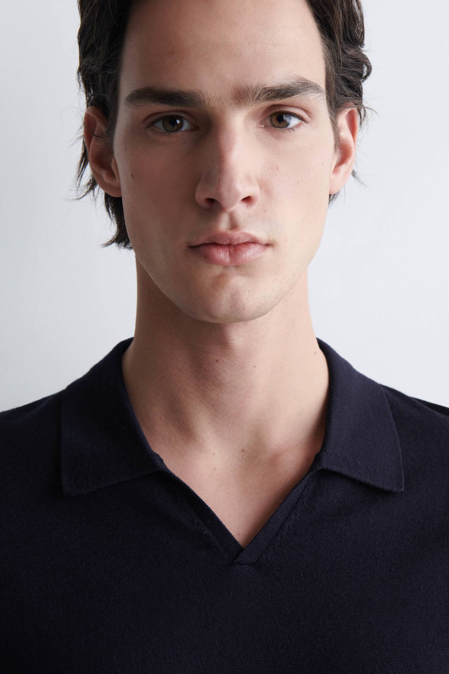 OPEN-COLLAR MERINO WOOL POLO SHIRT - כחול כהה/KHAKI - 5