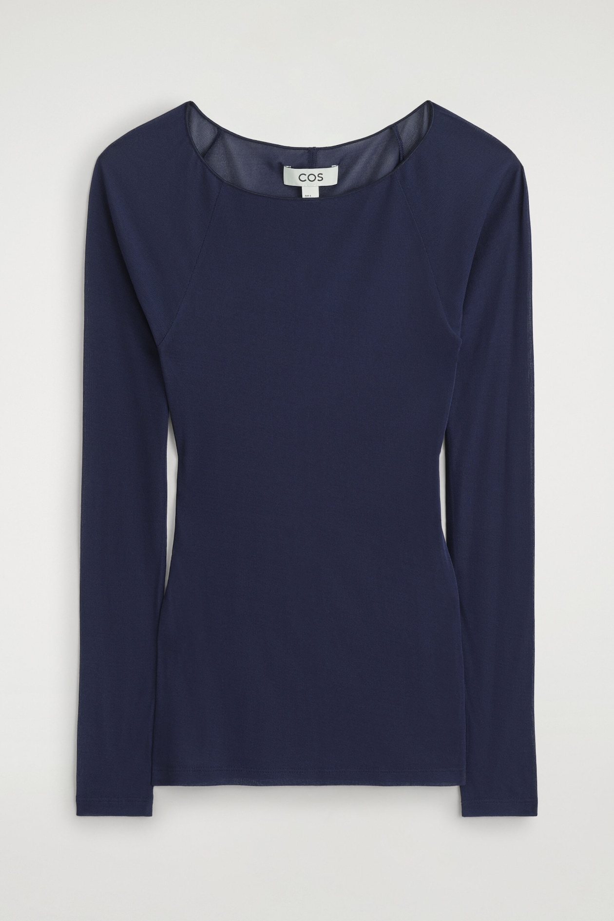 Le haut en soie côtelée ajusté bleu marine est présenté de face, avec un large col bateau et de longues manches raglan. Le vêtement affiche une silhouette près du corps avec une texture en tricot fin.