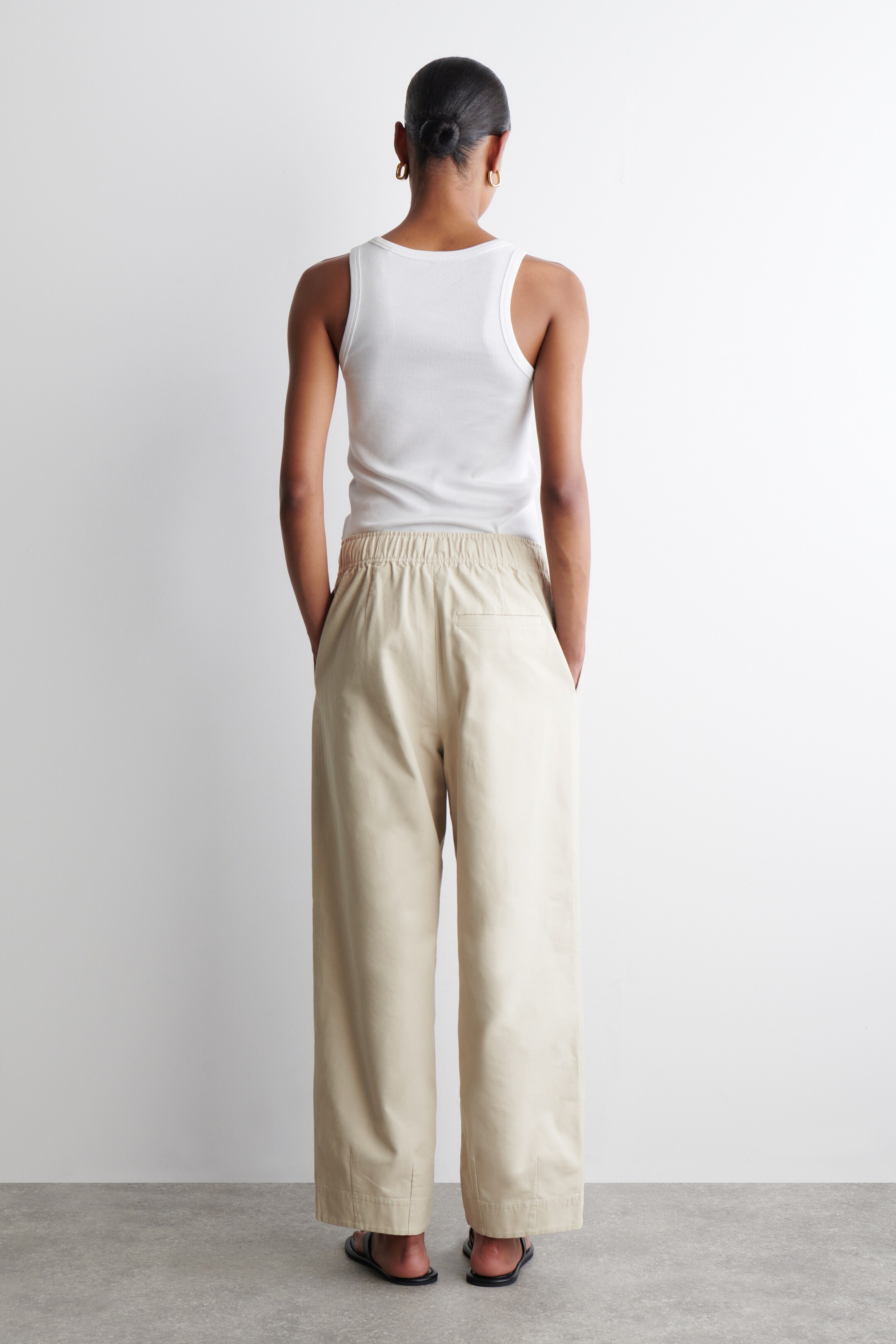 Größeres Bild ansehen: SCHMAL ZULAUFENDE BAUMWOLLHOSE MIT KORDELZUG - HELLES BEIGE - Ladies | H&M DE 4