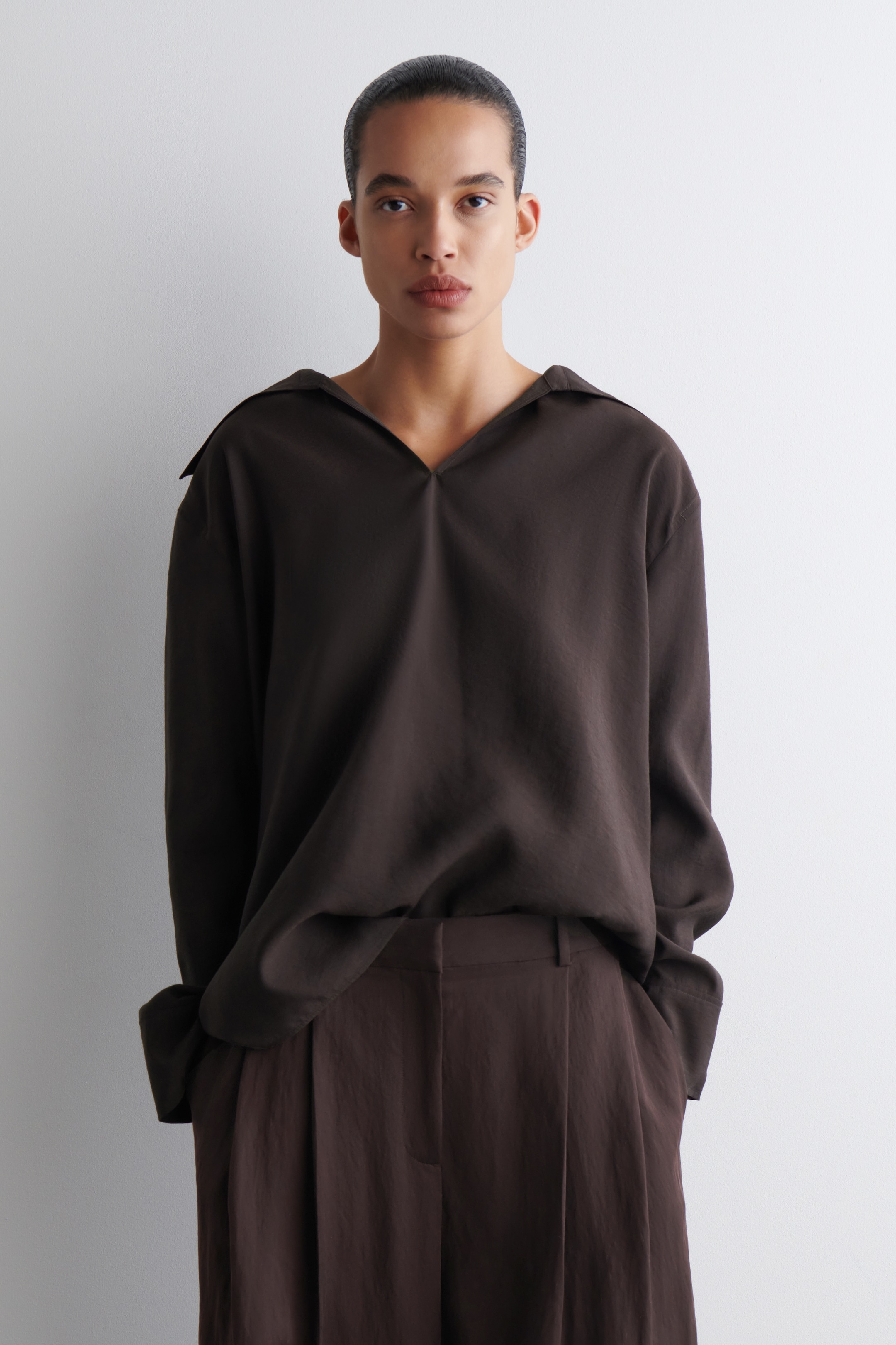 Vezi imaginea mai mare: BLUZĂ DIN MODAL CU GULER LAT - MARRON ÎNCHIS - FEMEI | H&M RO 1