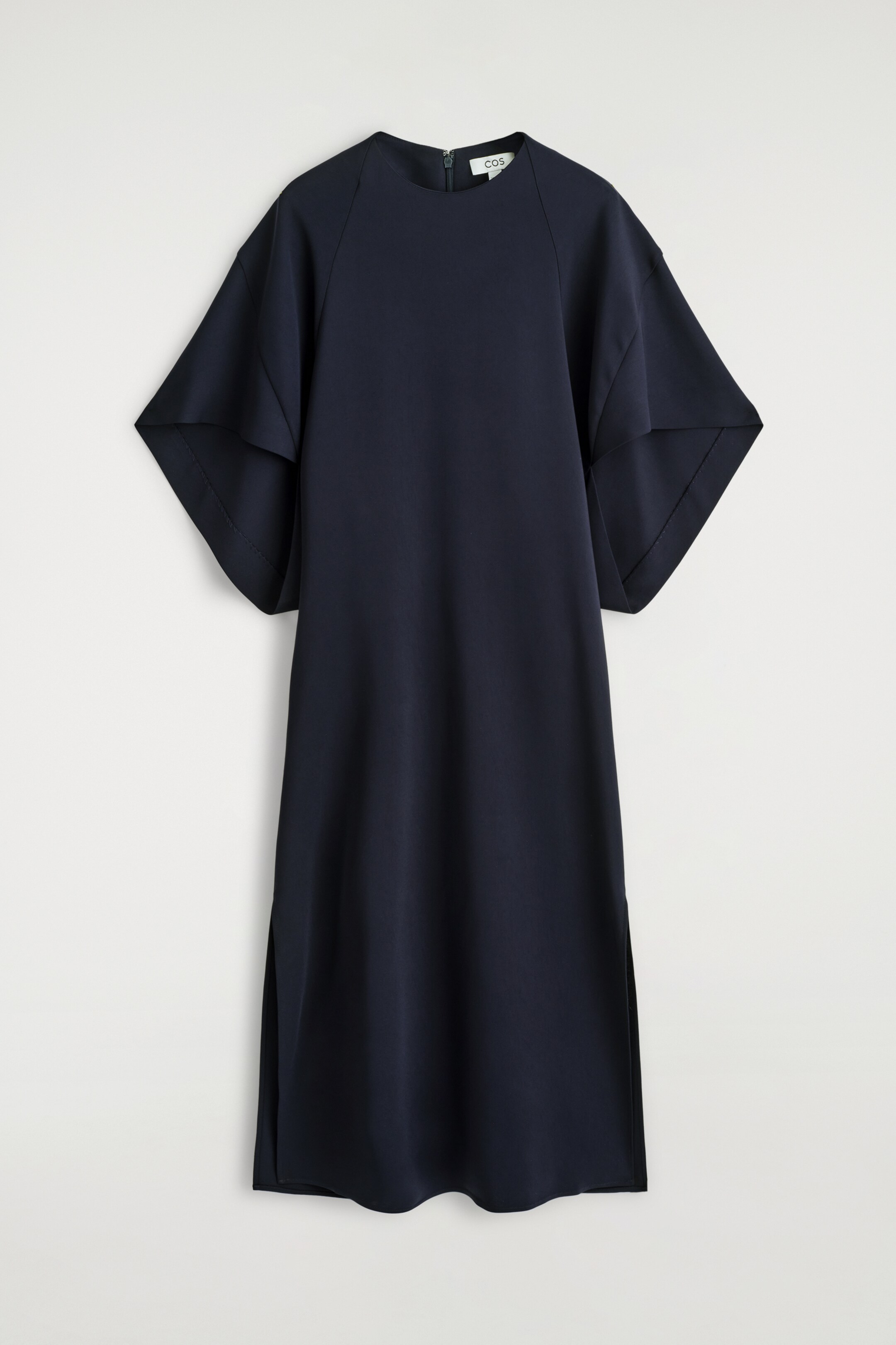 Agrandir l'image: Une robe midi bleu marine de minuit est présentée à l'AVANT, avec un col rond et des manches courtes larges et superposées. Elle présente une coupe régulière avec un ourlet droit et des fentes latérales, tombant à une longueur midi.