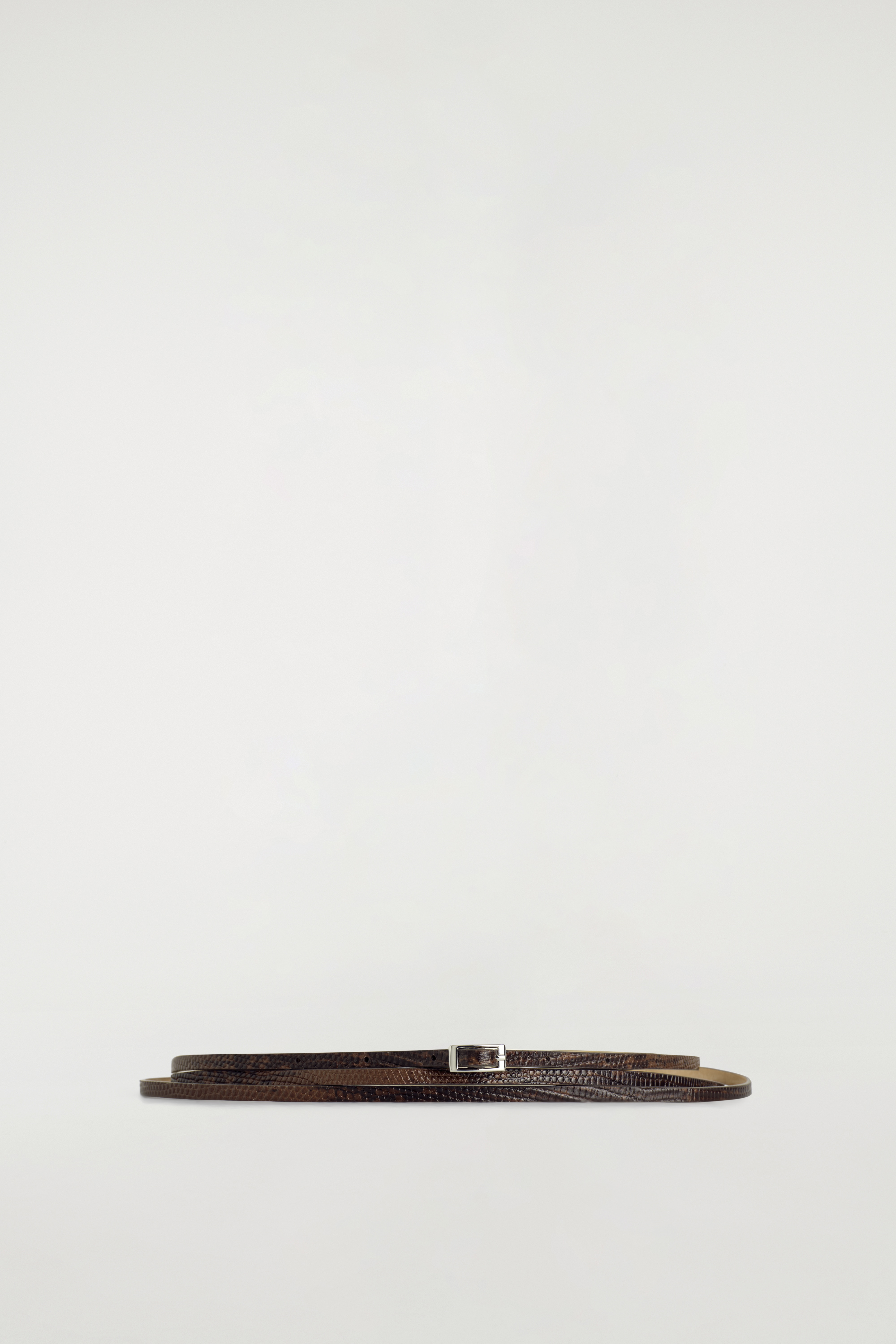 ÚZKÝ KOŽENÝ PÁSEK NA DVOJITÉ OMOTÁNÍ - HNĚDÁ / EFEKT JEŠTĚRKY