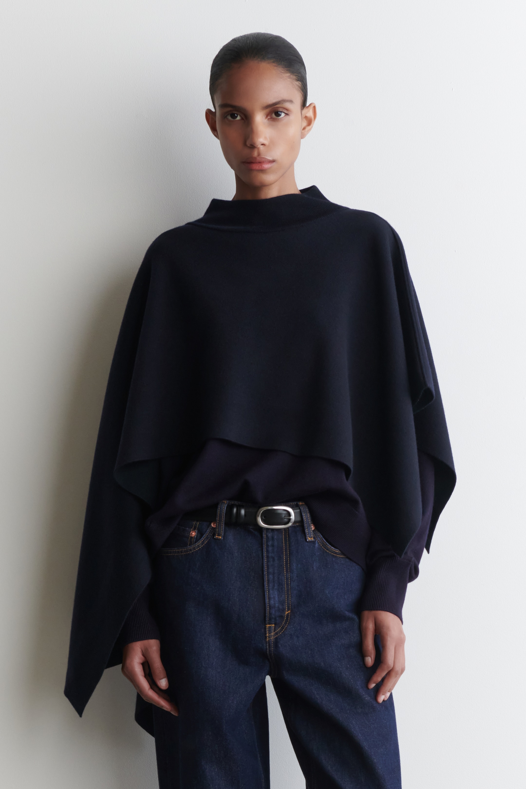 Vezi imaginea mai mare: CAPĂ ASIMETRICĂ DIN LÂNĂ DUBLĂ TRICOTATĂ - ALBASTRU ÎNCHIS / NEGRU - FEMEI | H&M RO 1