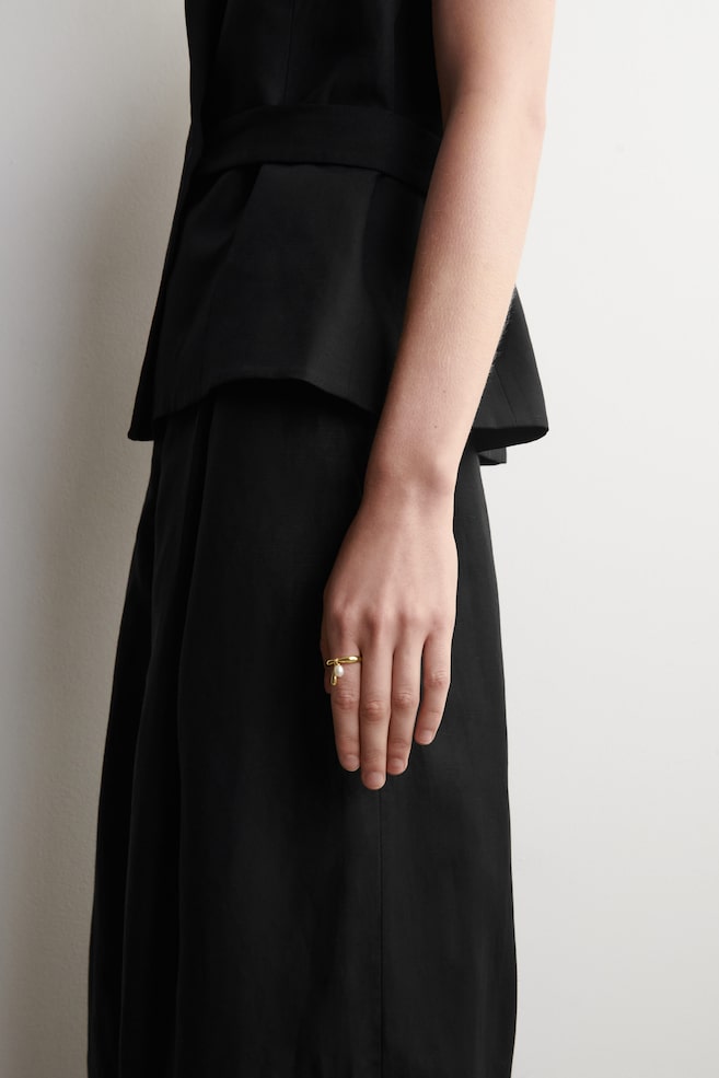 TEARDROP-CHARM RING — GOLD