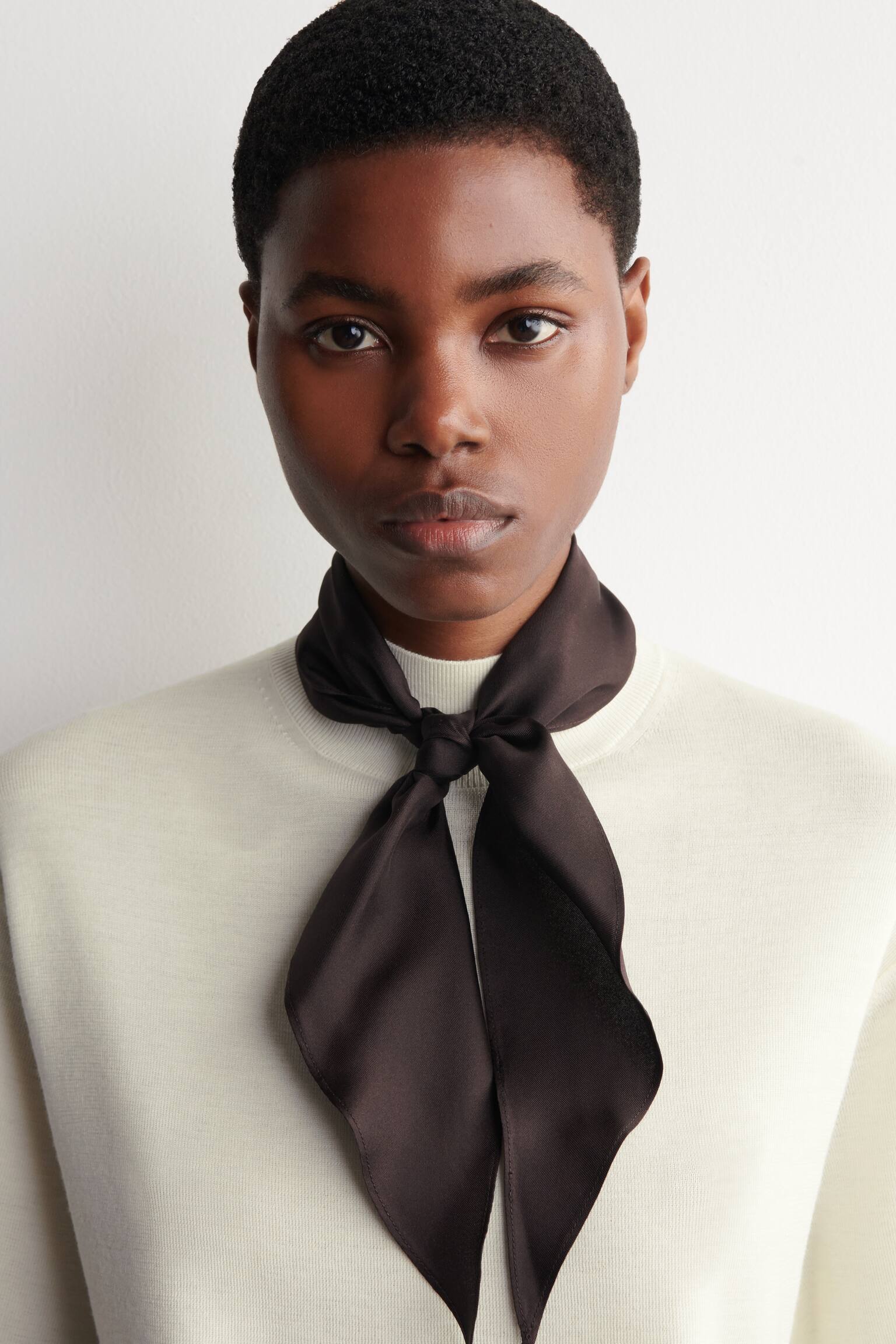 Camiseta em lã merino com detalhe em lenço - Marfim / Chocolate/BLACK / GREEN - 8