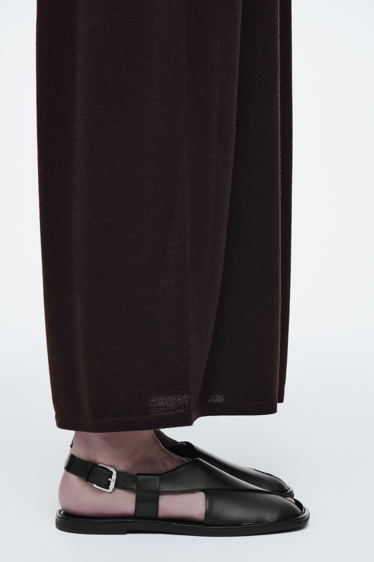 SANDALIAS DE PIEL CON PANELES CRUZADOS - NEGRO/GRIS - 4