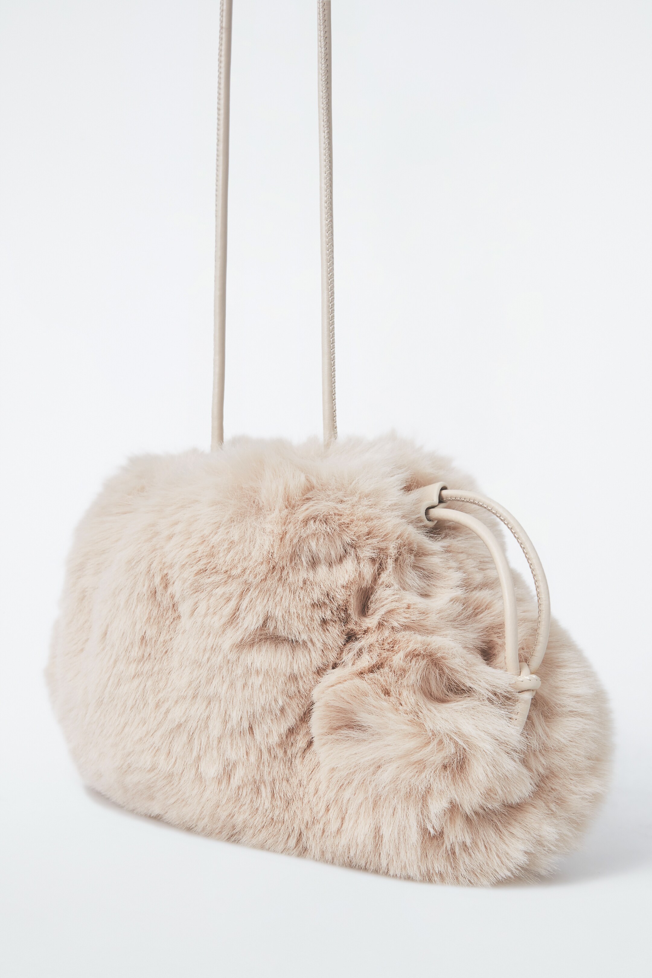 Ver imagen más grande: BOLSO DE MANO CAVATELLI MINI - PELO SINTÉTICO - BLANCO ROTO - MUJER | H&M ES 2