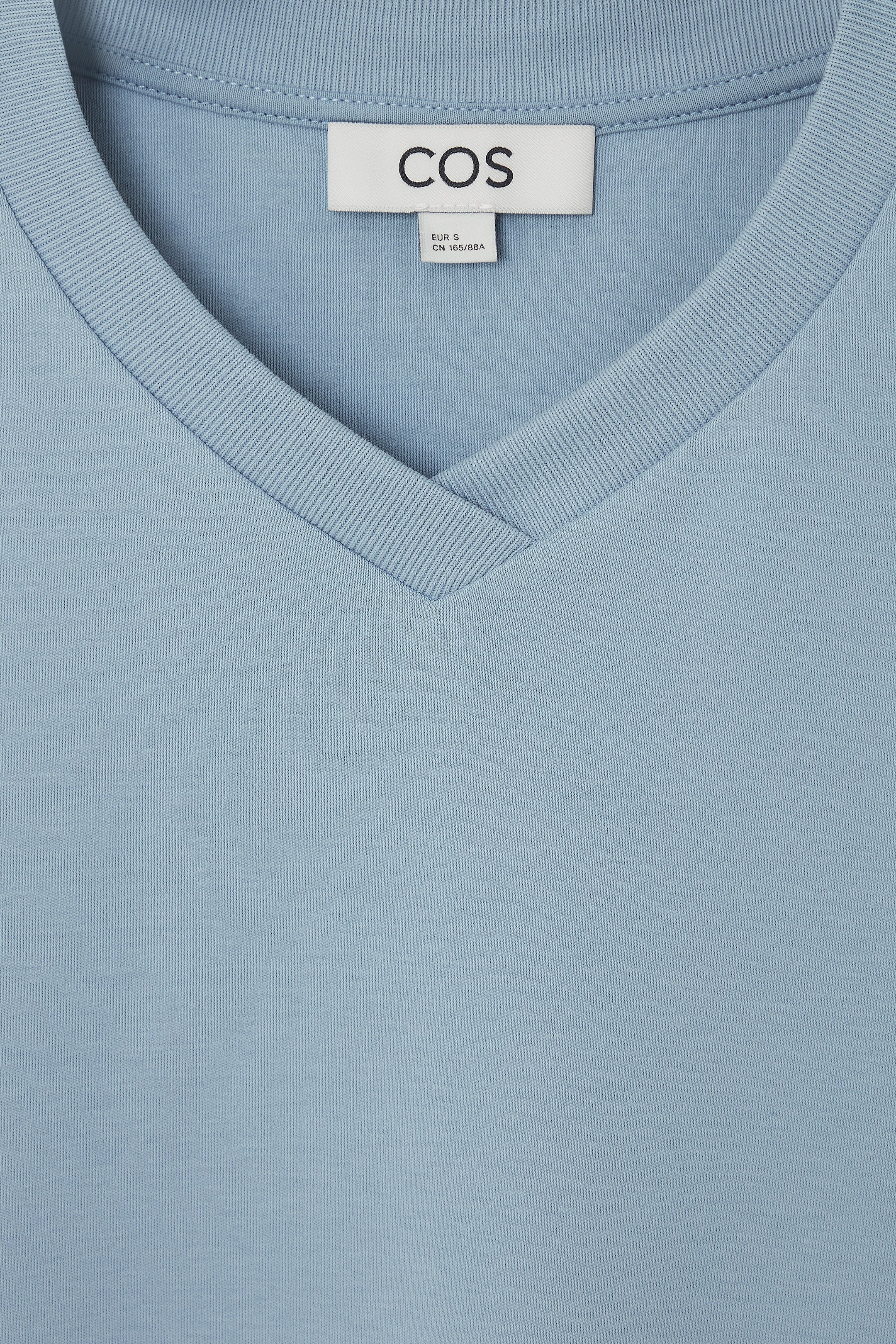 CAMISETA BOXY CON CUELLO DE PICO REGULAR FIT