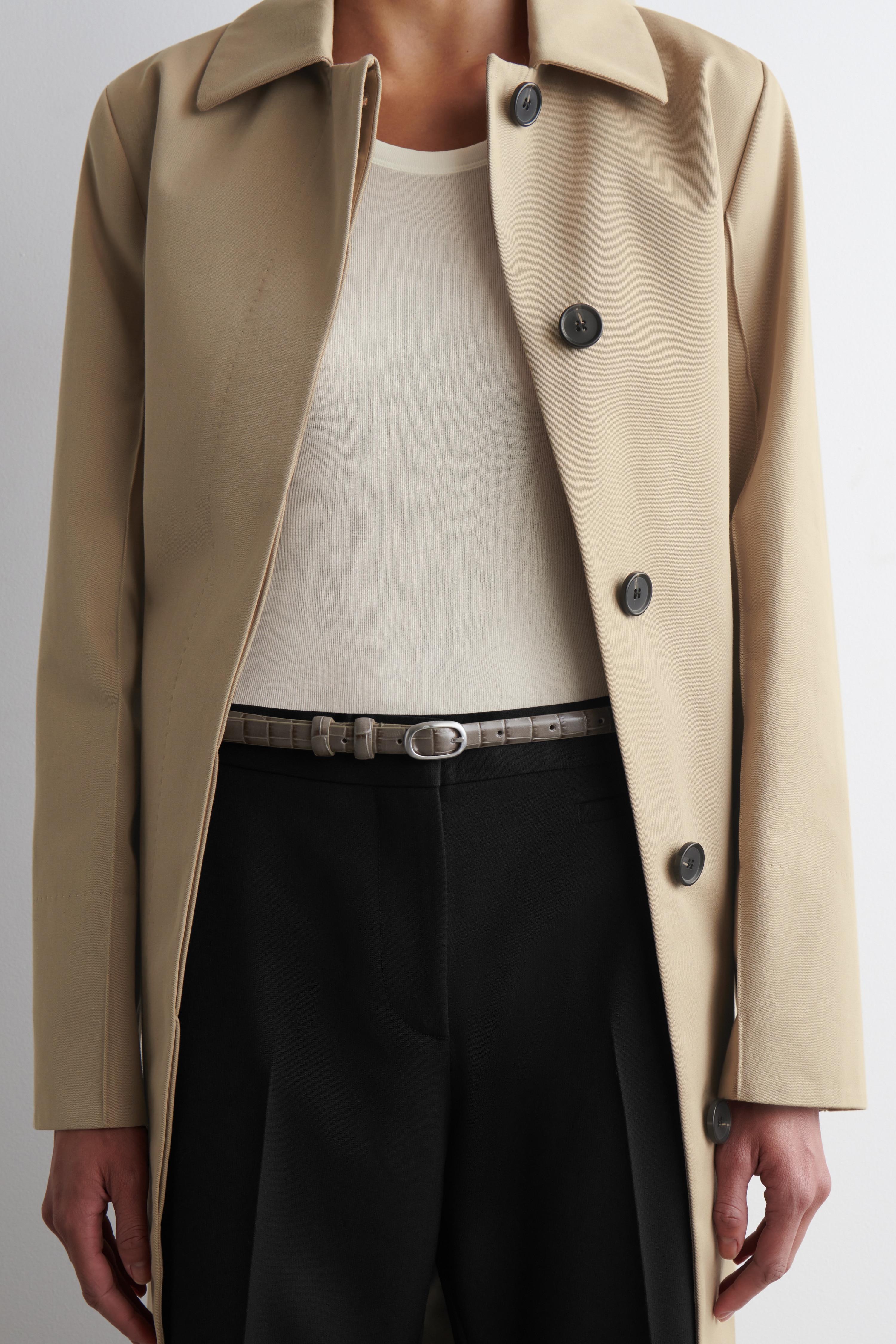 WĄSKI PASEK ZE SKÓRY IMITUJĄCEJ KROKODYLE ŁUSKI - BEŻOWY