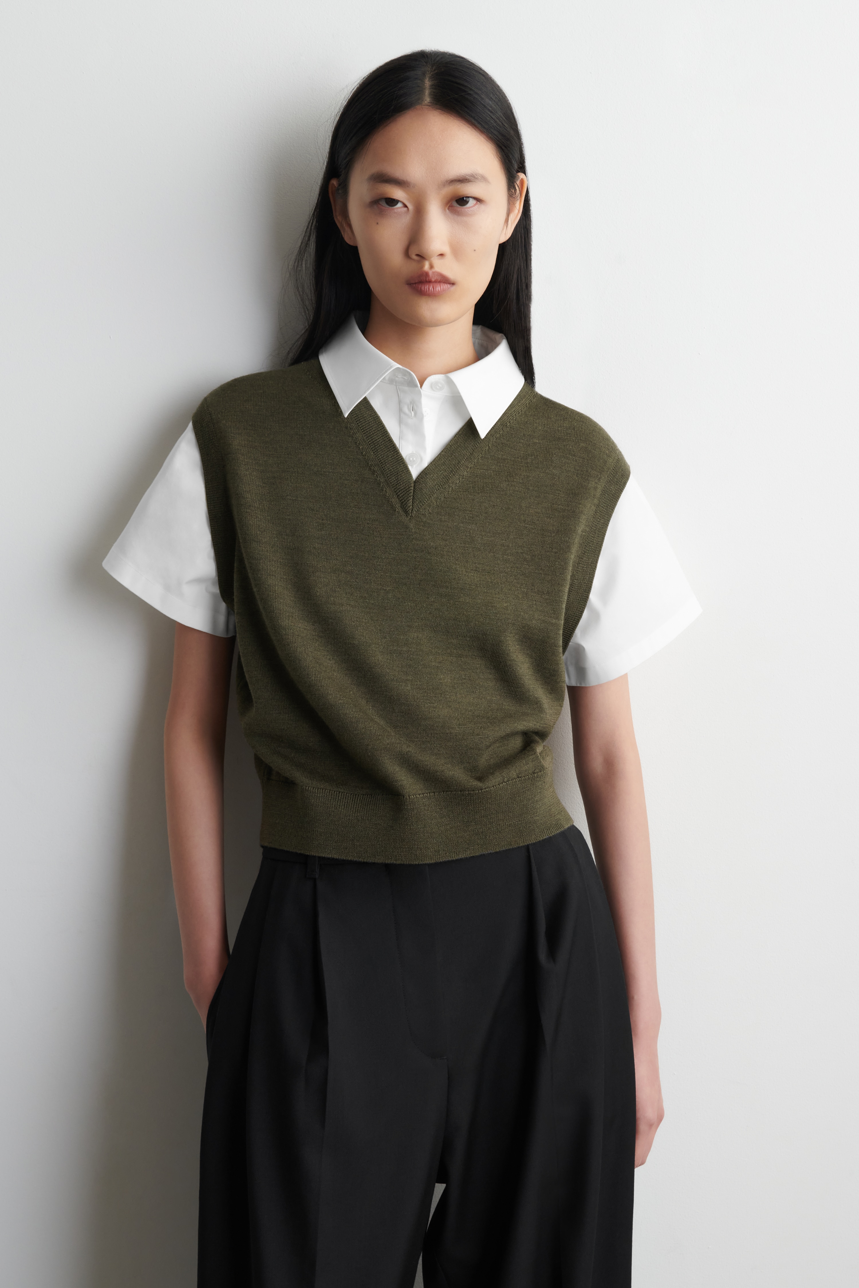 GILET FAÇON SUPERPOSÉ EN LAINE MÉRINOS - KAKI / BLANC