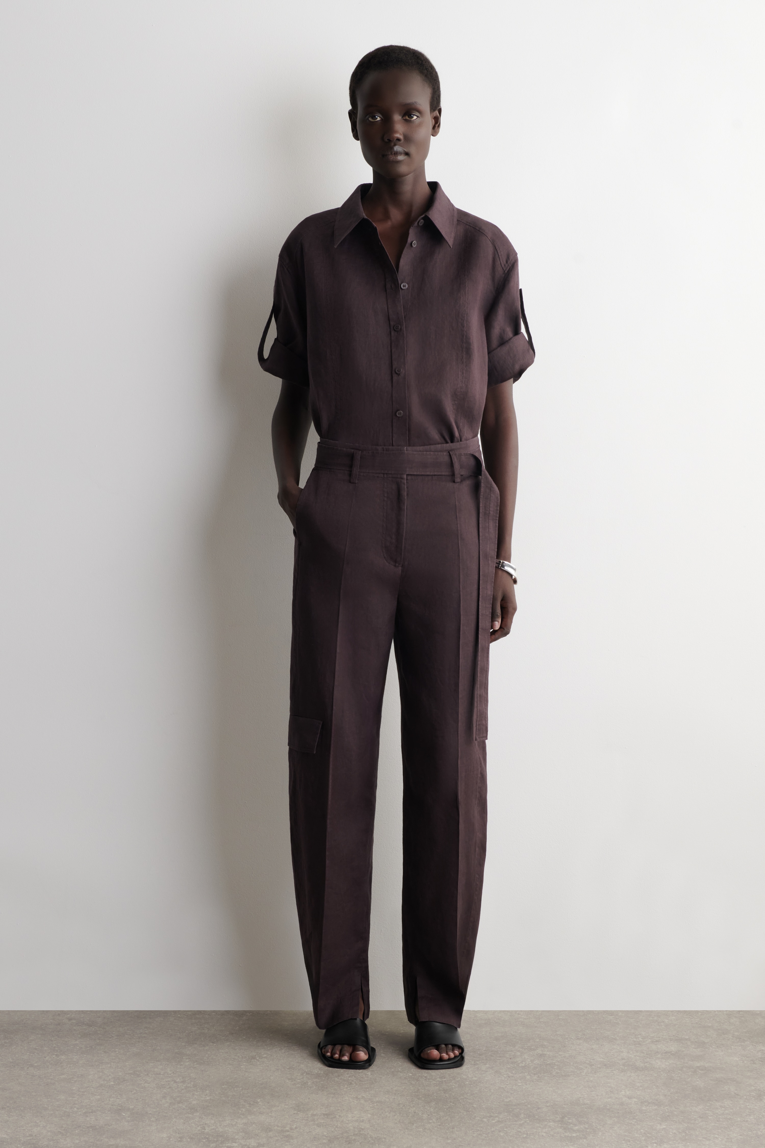 LEINENHOSE MIT BARREL-BEIN UND GÜRTEL - BURGUNDERROT/BEIGE