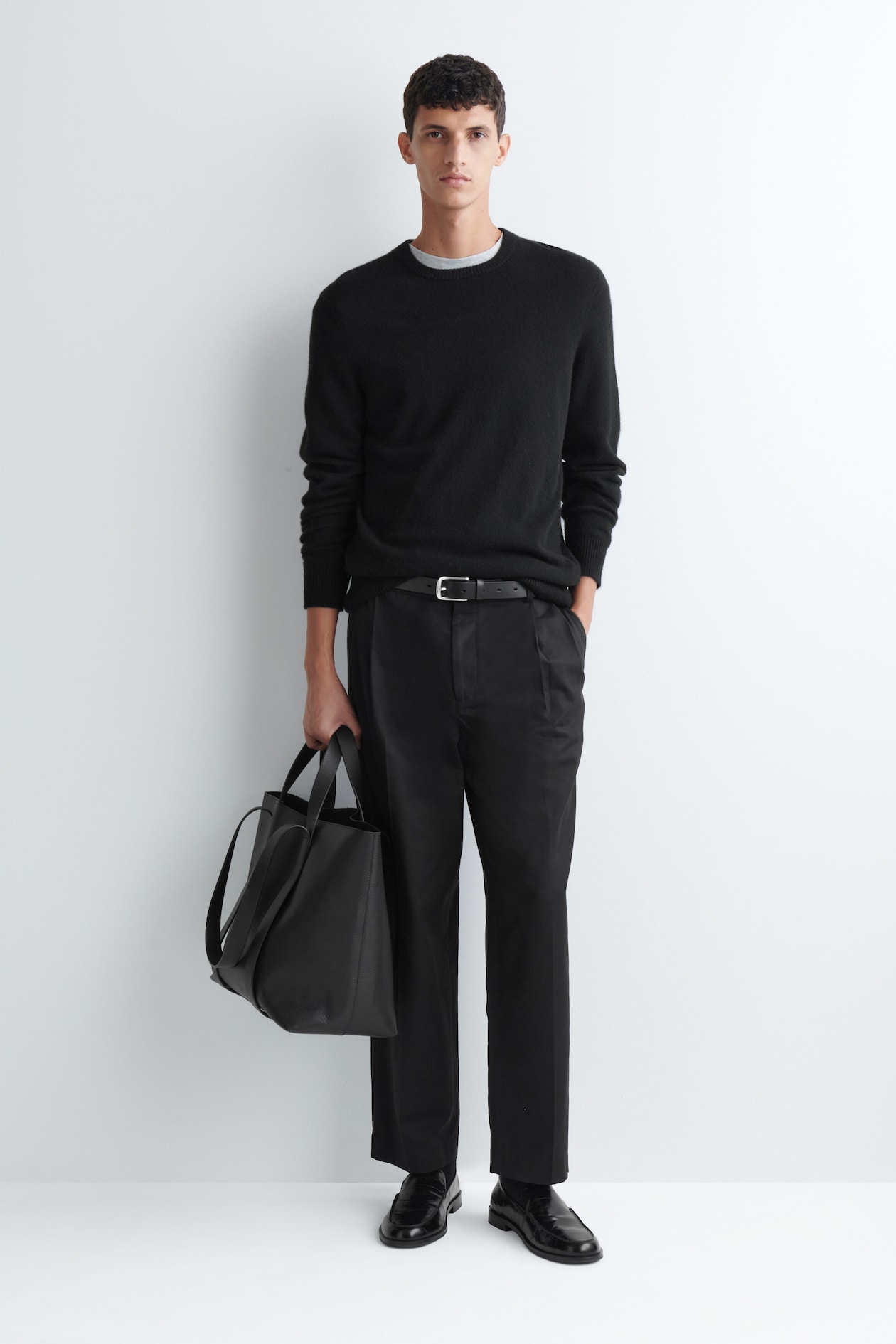 SEAMLESS PURE CASHMERE CREW-NECK SWEATER — BLACK