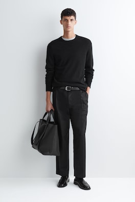 SEAMLESS PURE CASHMERE CREW-NECK SWEATER — BLACK 2
