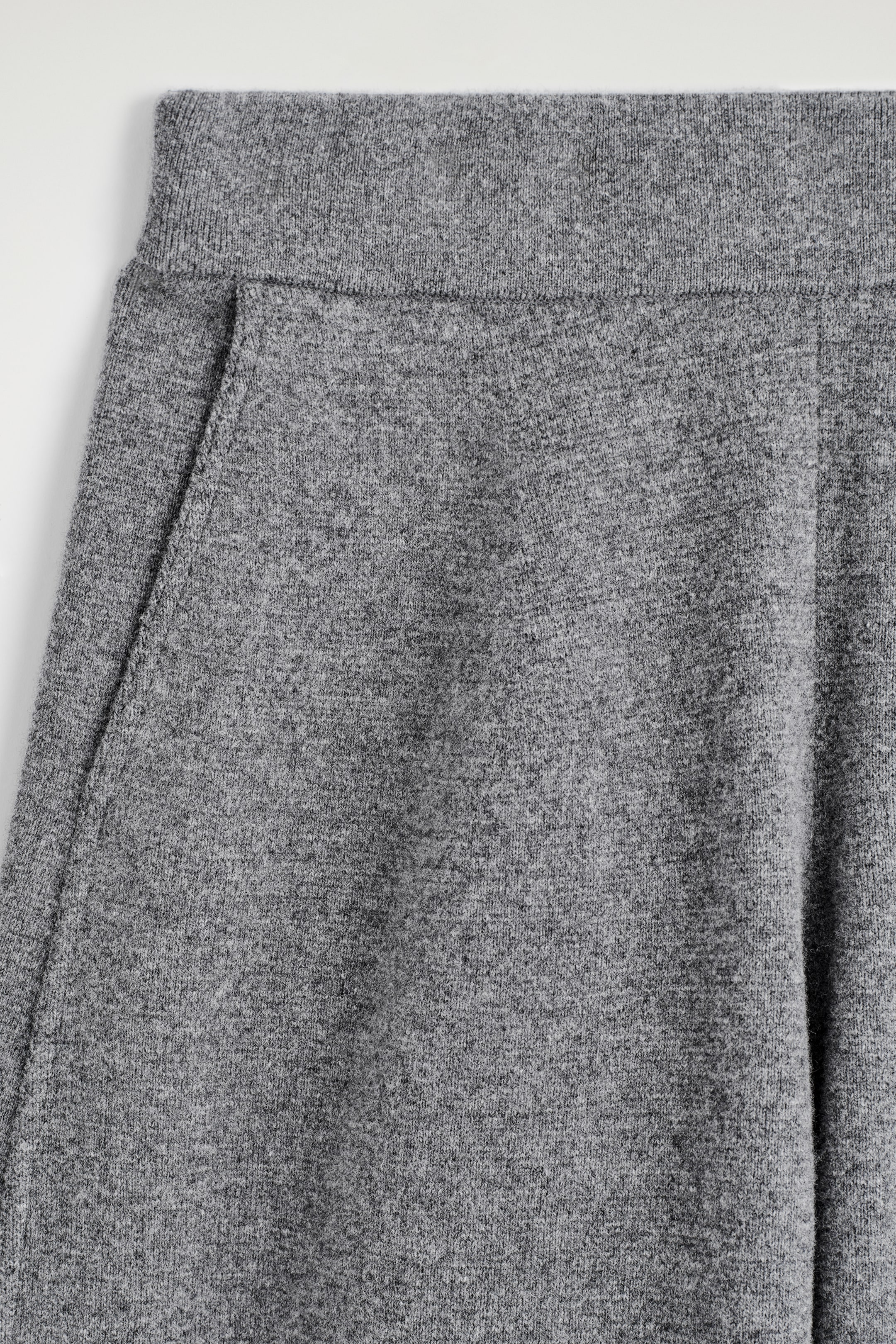 Grösseres Bild ansehen: Kohlefarbene Strickhosen bieten einen gerippten, elastischen Bund und eine Eingrifftasche auf der linken Seite.