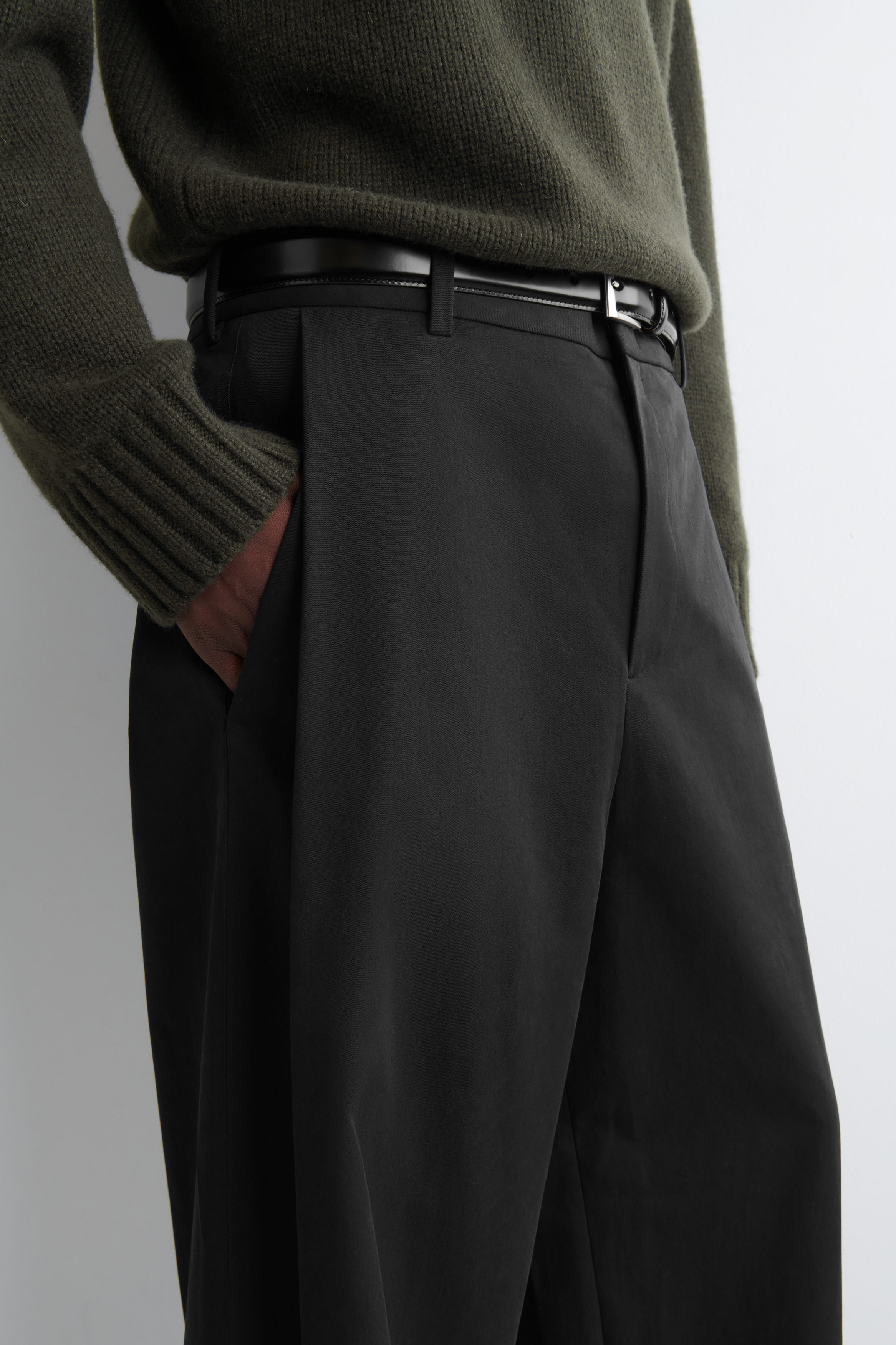 PLEATED COTTON RELAXED-FIT WIDE-LEG TROUSERS - BLACK | COS