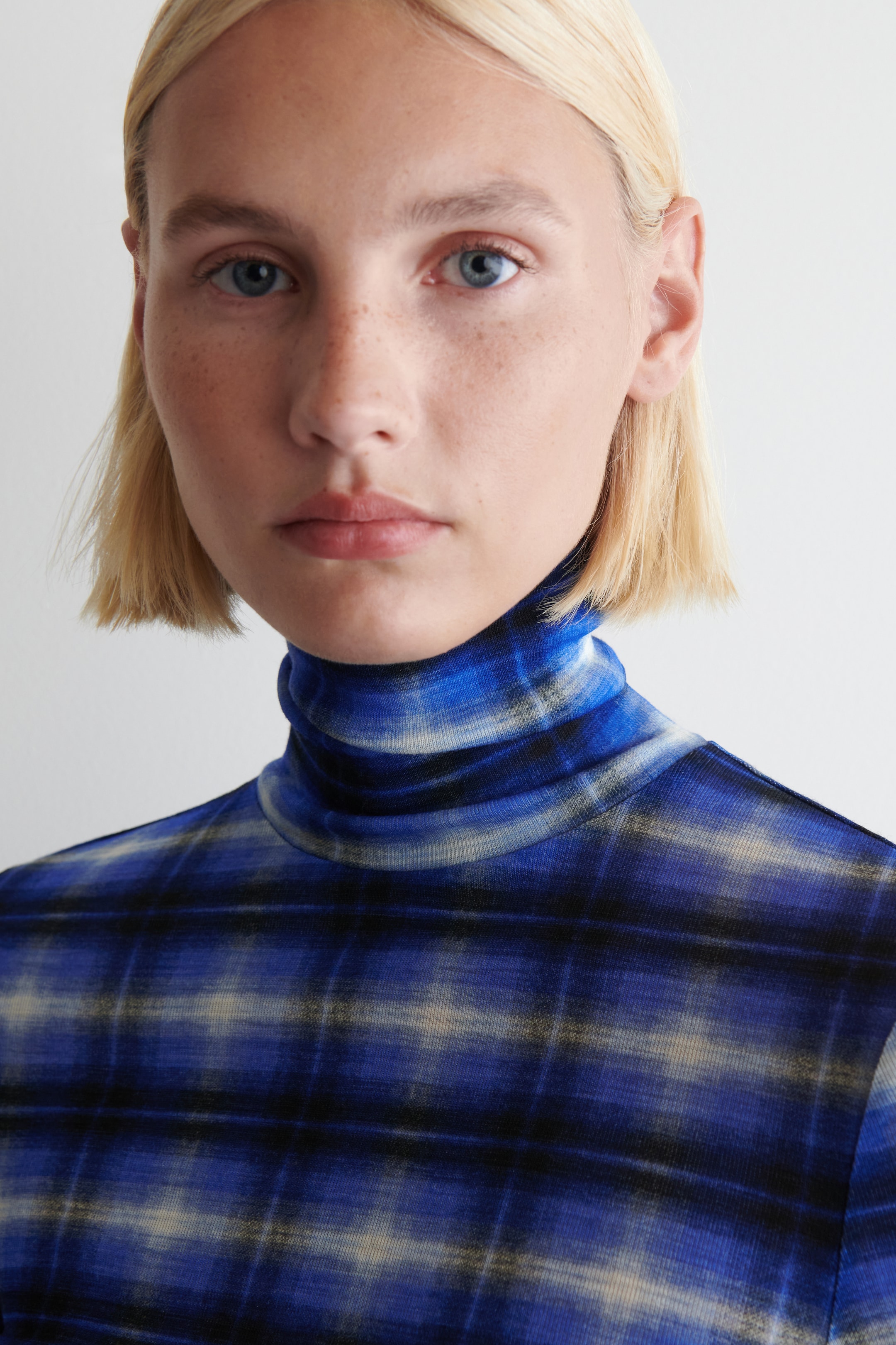 Ingrandisci l'immagine: MERINO WOOL HIGH-NECK TOP - BLUE / CHECKED - DONNA | H&M CH 4