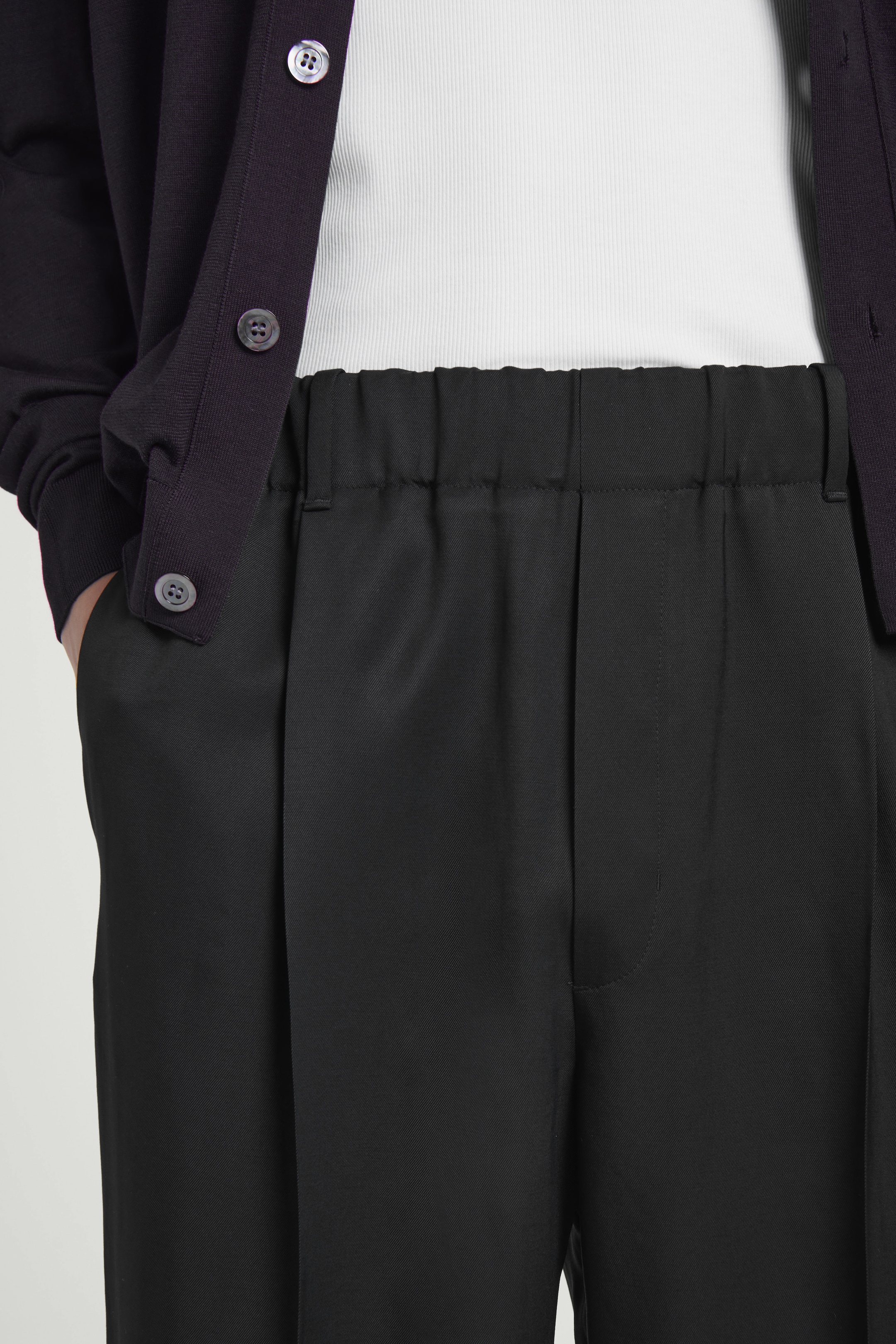 Visa större bild: BYXOR I ULLTWILL MED PRESSVECK OCH RESÅRLINNING - SVART - HERR | H&M SE 5