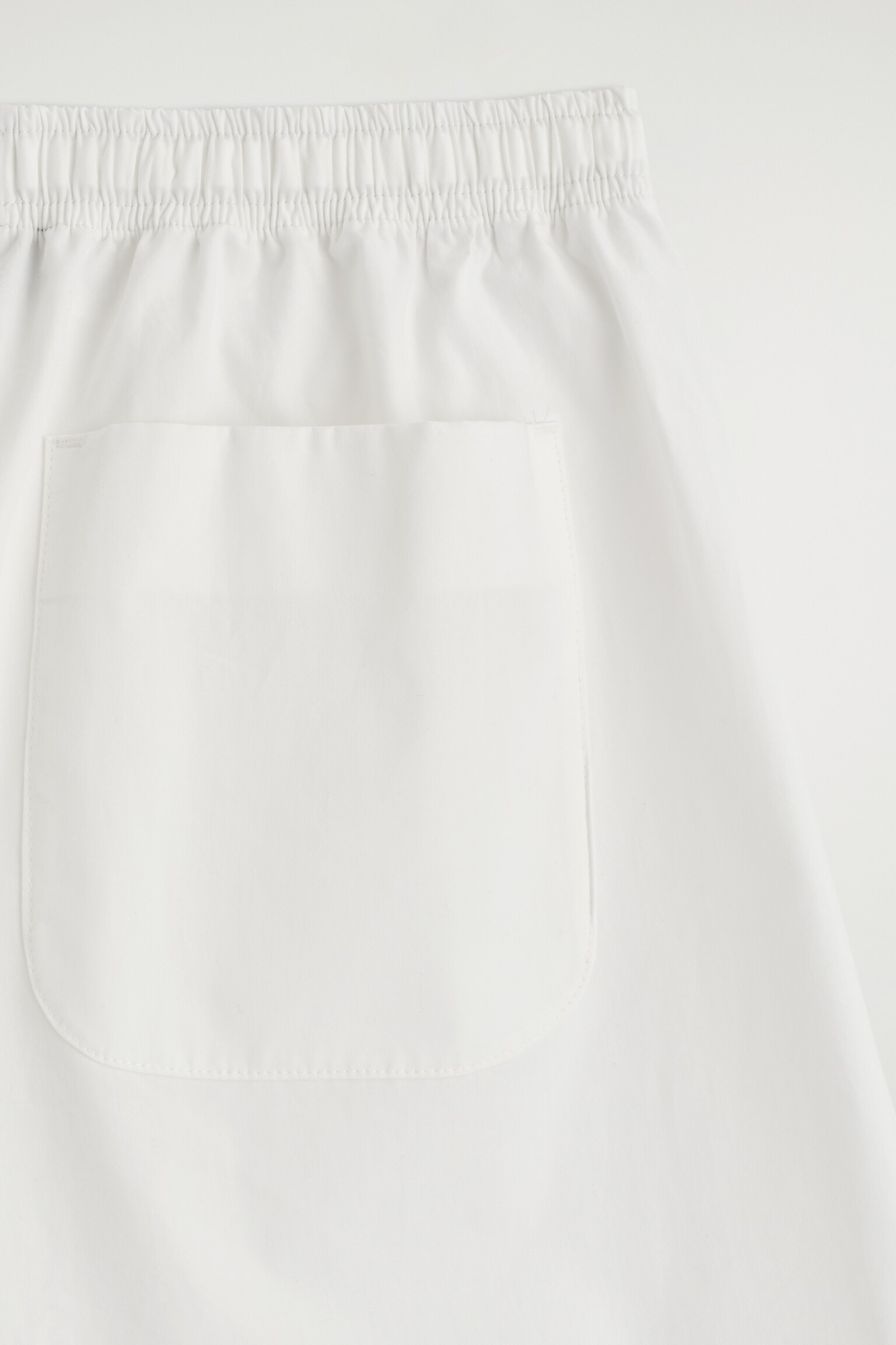 PANTALÓN CORTO DE ALGODÓN CON AJUSTE DE CORDÓN - BLANCO/NEGRO - 4