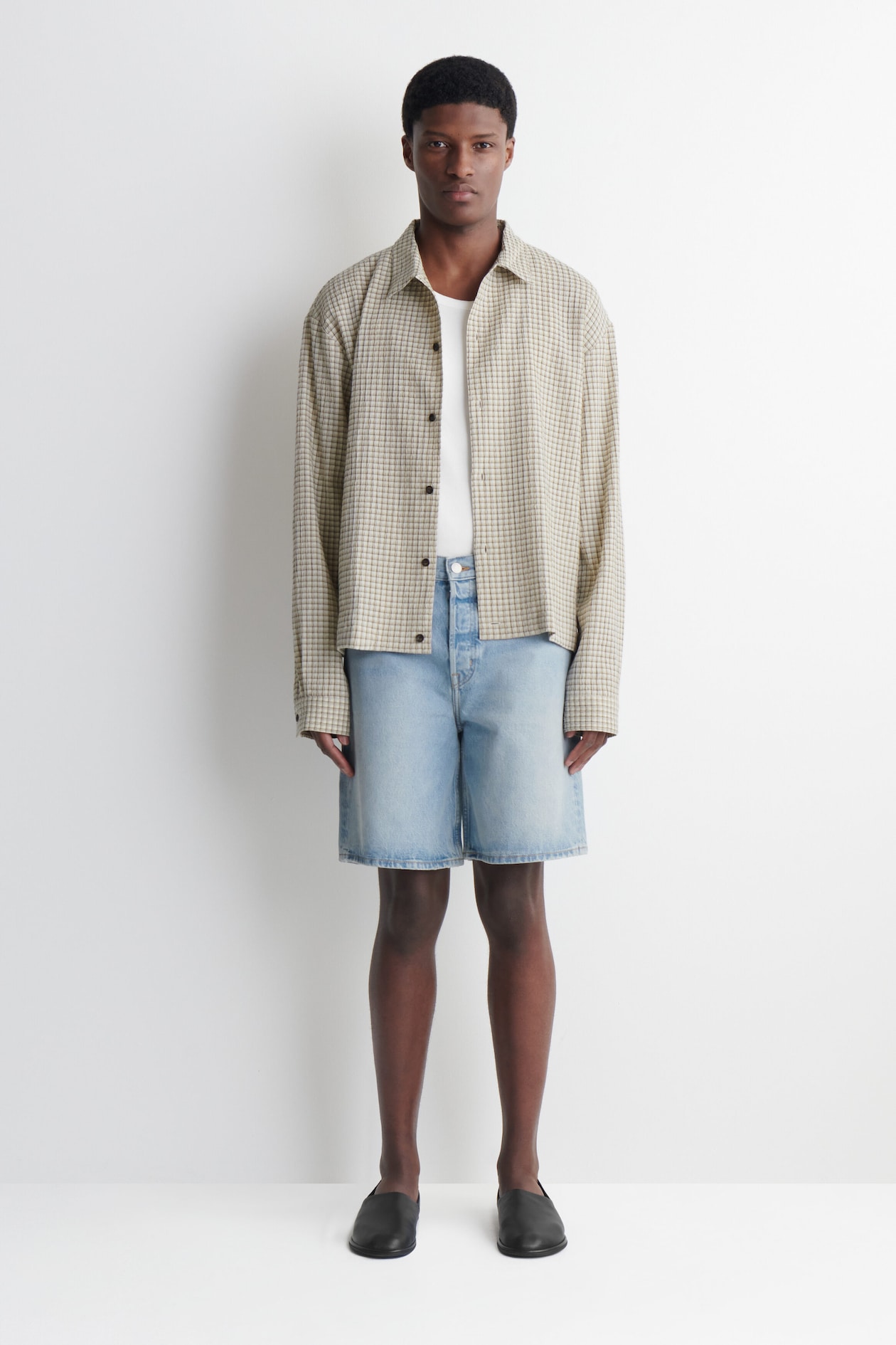 KNEE-LENGTH DENIM SHORTS — LIGHT BLUE
