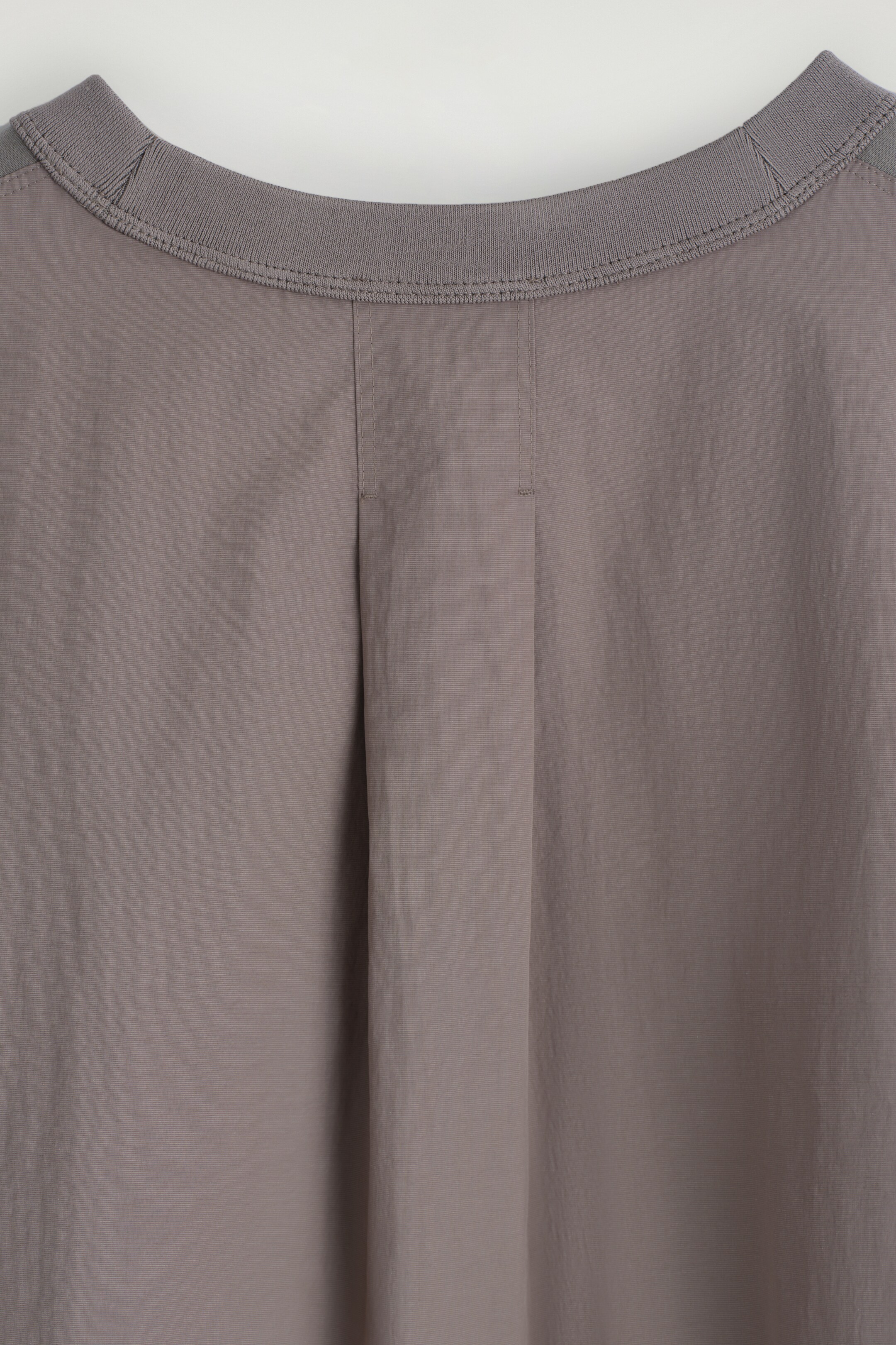 Zobrazit větší obrázek: OVERSIZED TRIČKO S NYLONOVÝMI PANELY - KRÁLÍK - MUŽI | H&M CZ 8