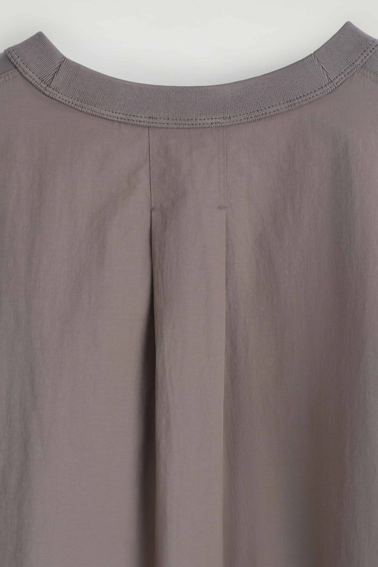 CAMISETA OVERSIZE CON PANEL DE NYLON - TOPO - 9