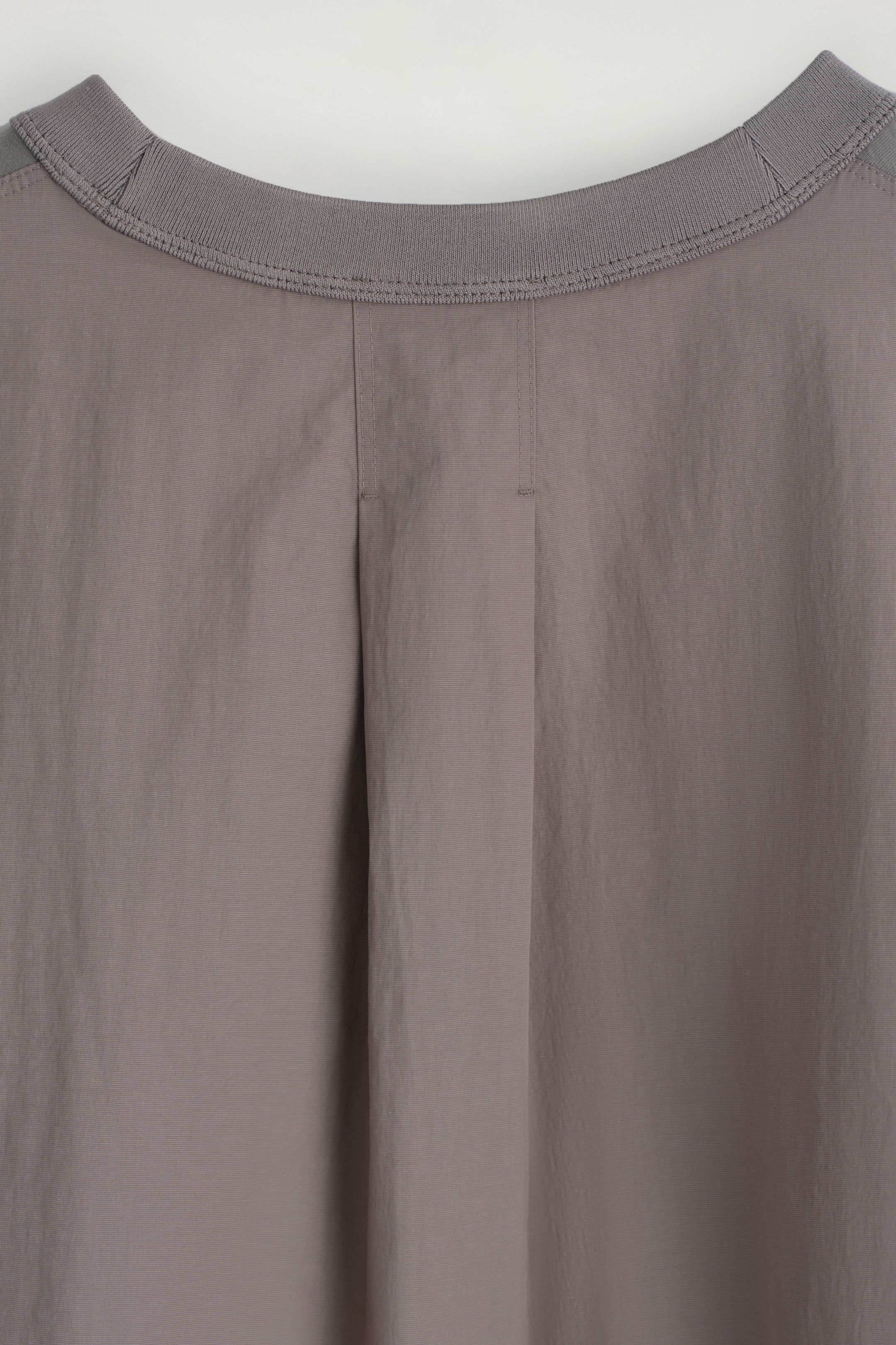 Zobraziť väčší obrázok: Oversized tričko s panelmi z nylónu - HNEDÁ - MUŽI | H&M SK 8