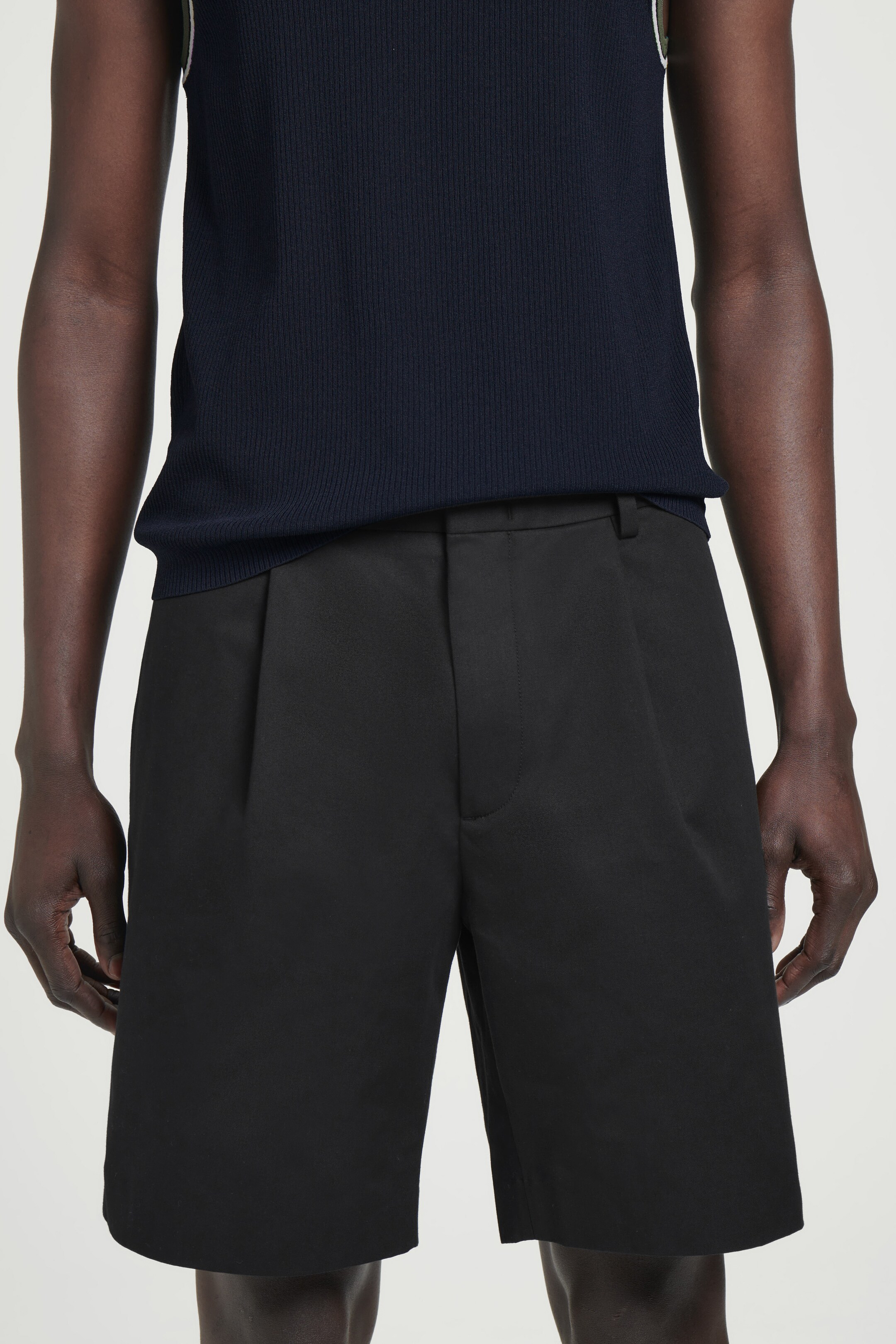 Vezi imaginea mai mare: SHORTS CHINO DIN BUMBAC CROIT - NEGRU - BĂRBAŢI | H&M RO 2