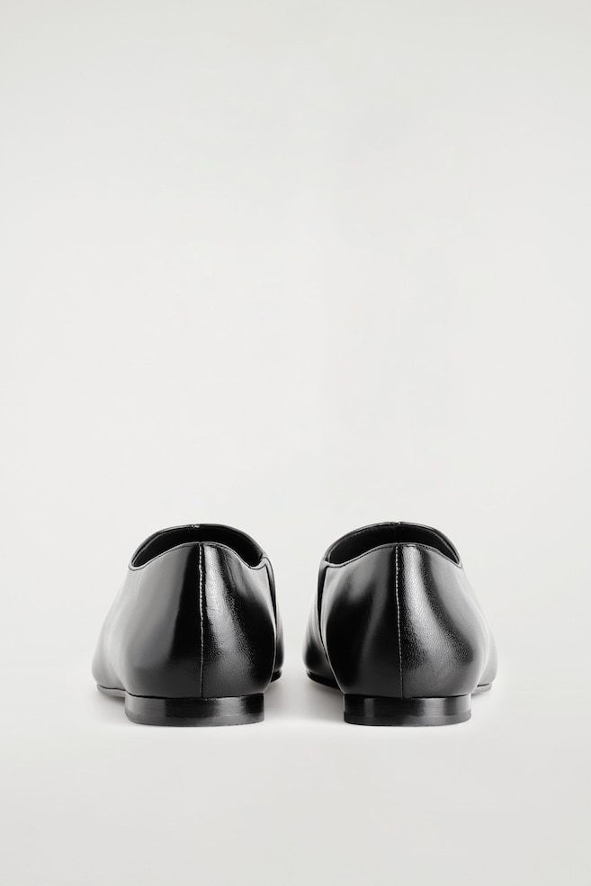 SQUARE-TOE LEATHER FLATS — BLACK