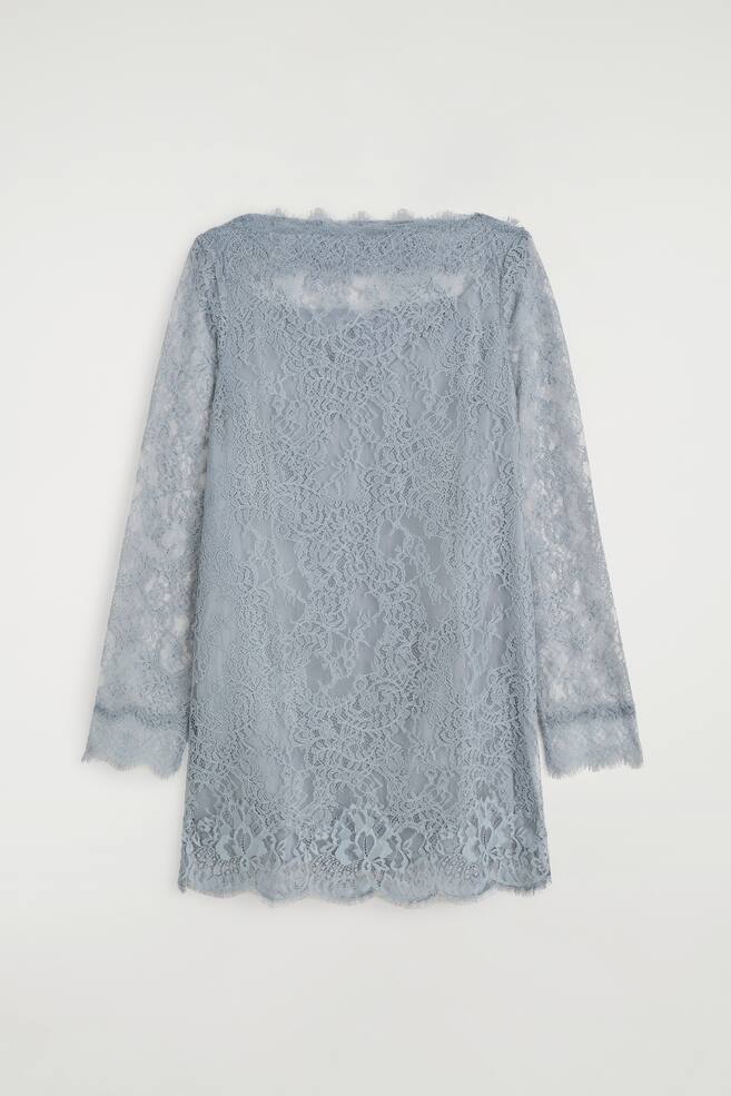 Een lichtblauwe mini-jurk van kant met boothals hangt recht van voren en toont lange transparante mouwen en een geschulpte eyelash-lace-afwerking langs de halslijn, manchetten en zoom. De jurk heeft een transparante kanten overlay over een effen binnenvoering, wat zorgt voor een semi-transparante look over de bovenborst en mouwen. - 1